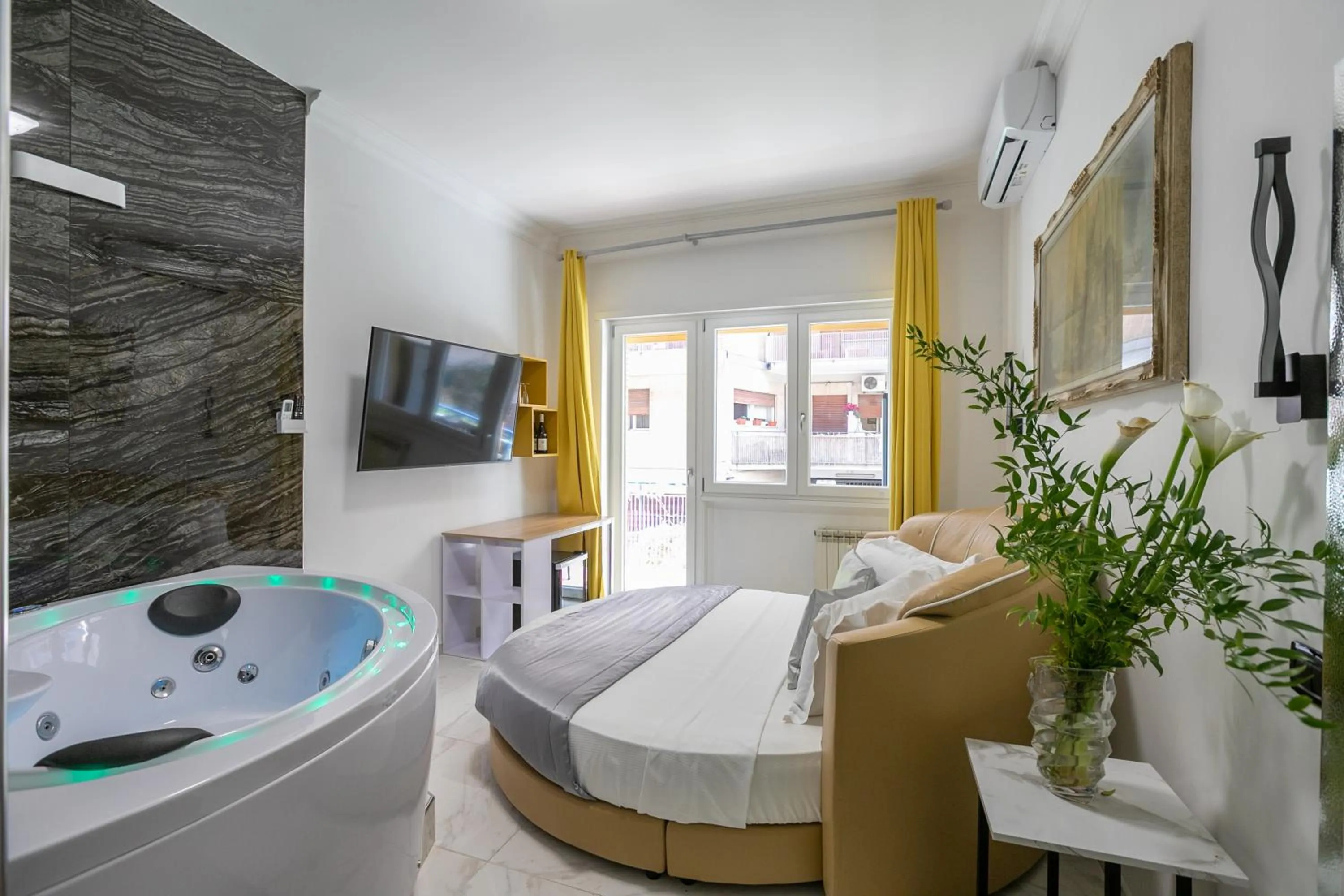 Hot Tub in Gregorio VII Luxury Suites San Damaso