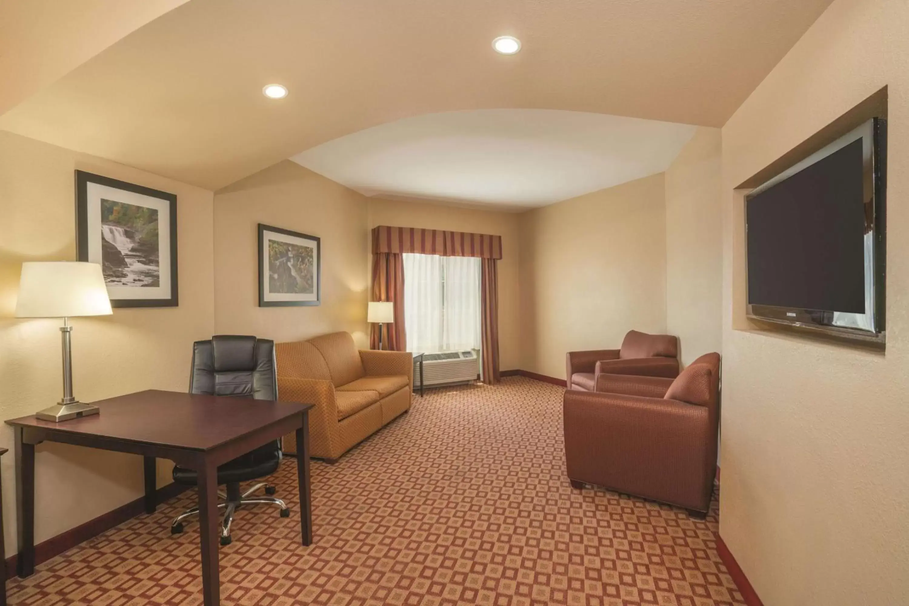 Photo of the whole room, Seating Area in La Quinta by Wyndham Verona