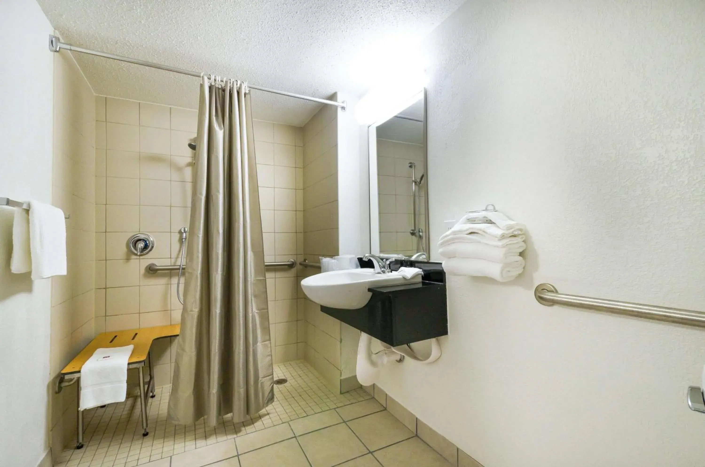 Shower, Bathroom in Motel 6-Springfield, DC - Washington Southwest