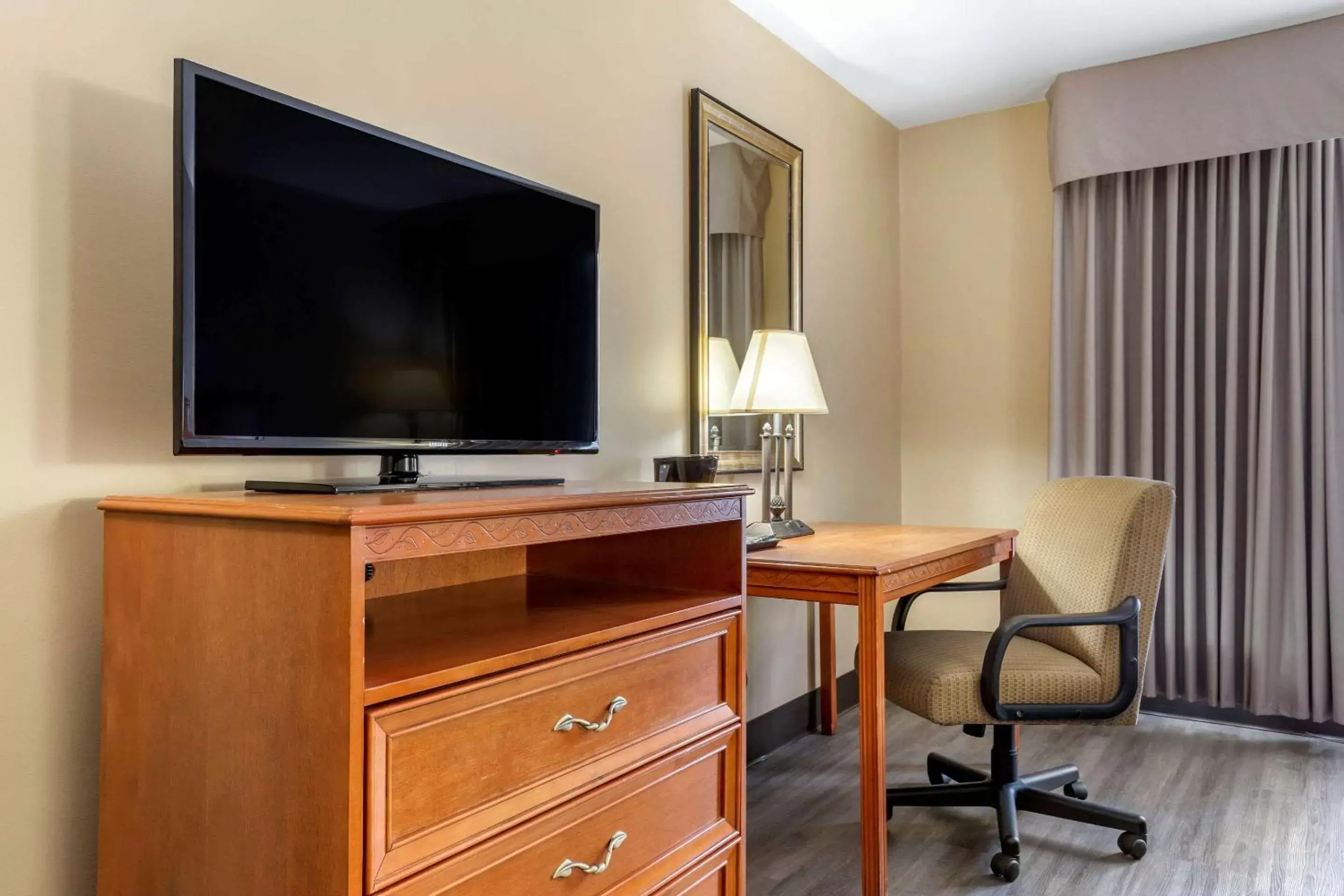 Photo of the whole room, TV/Entertainment Center in Econo Lodge & Suites Southern Pines