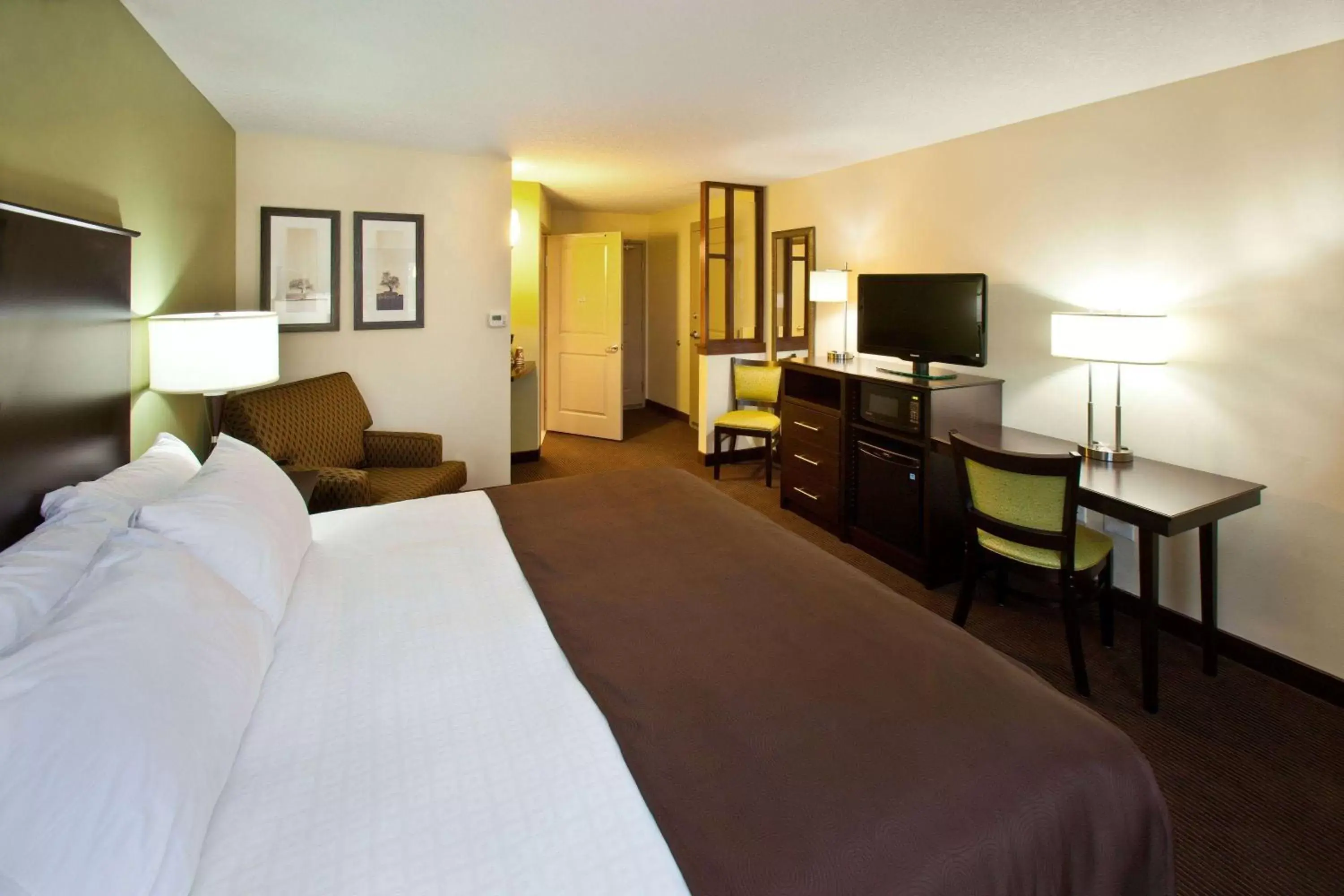Photo of the whole room, Bed in AmericInn by Wyndham Fairfield