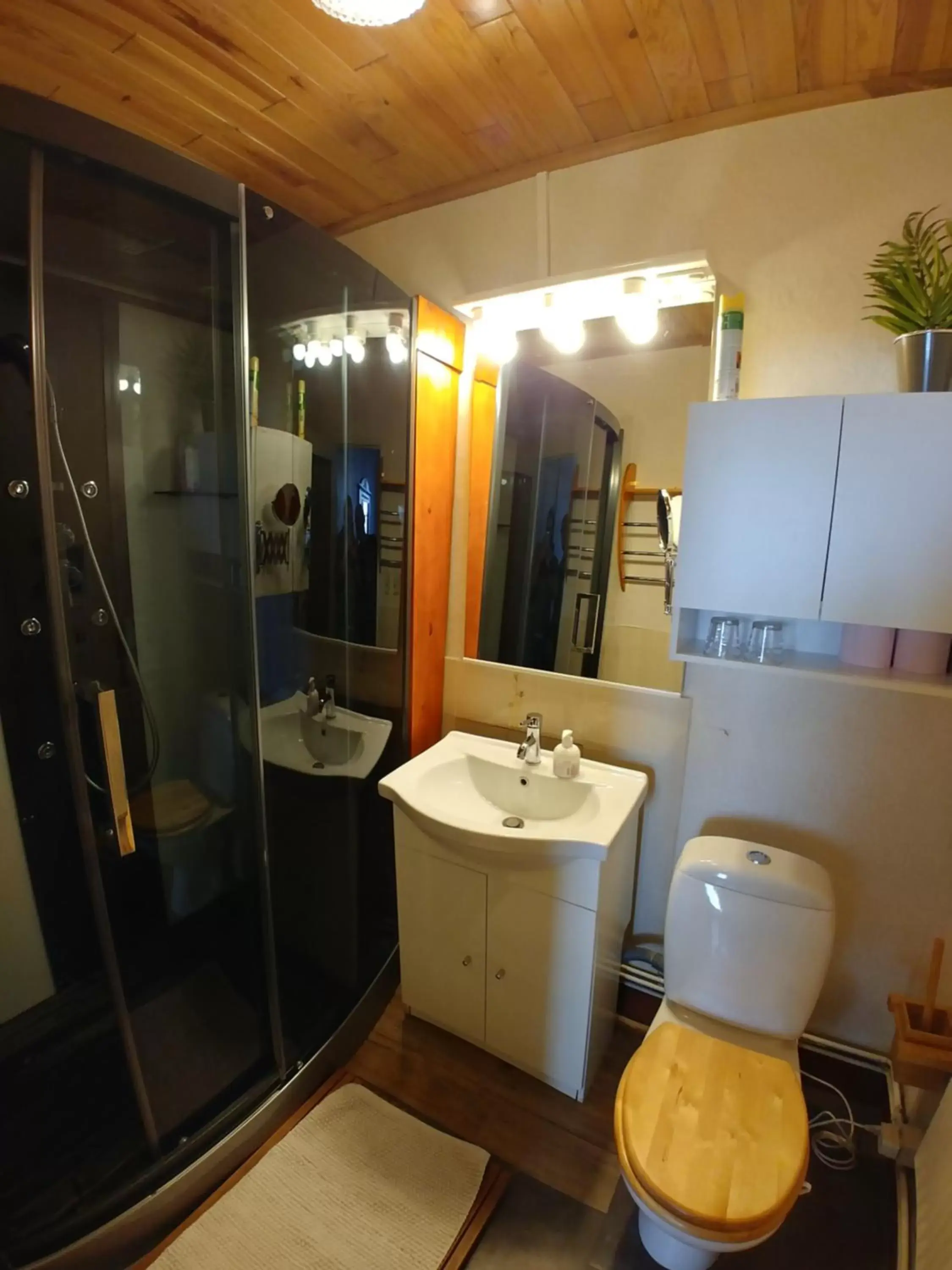 Bathroom in Manoir Le Cristal - Futuroscope a petit prix , grandes chambres familiales 5-6 personnes ,