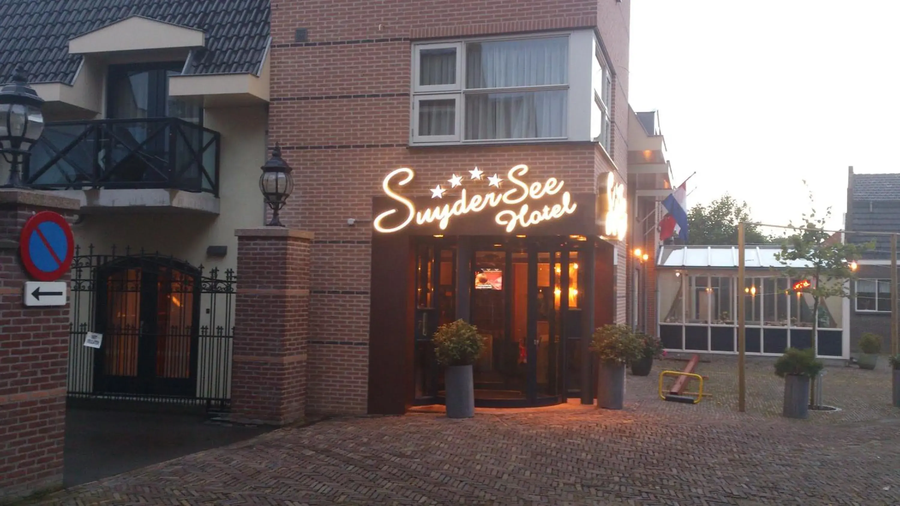 Facade/entrance, Property Building in SuyderSee Hotel