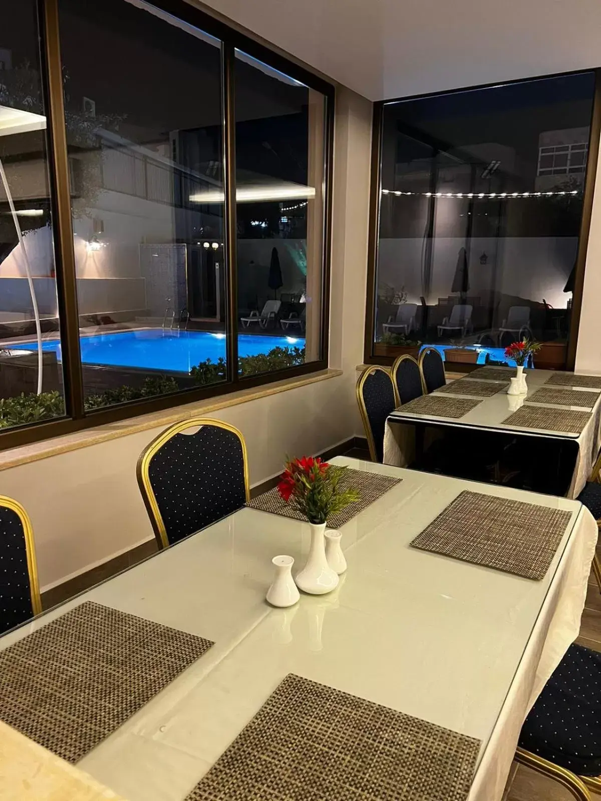 Restaurant/Places to Eat in Salome Hotel