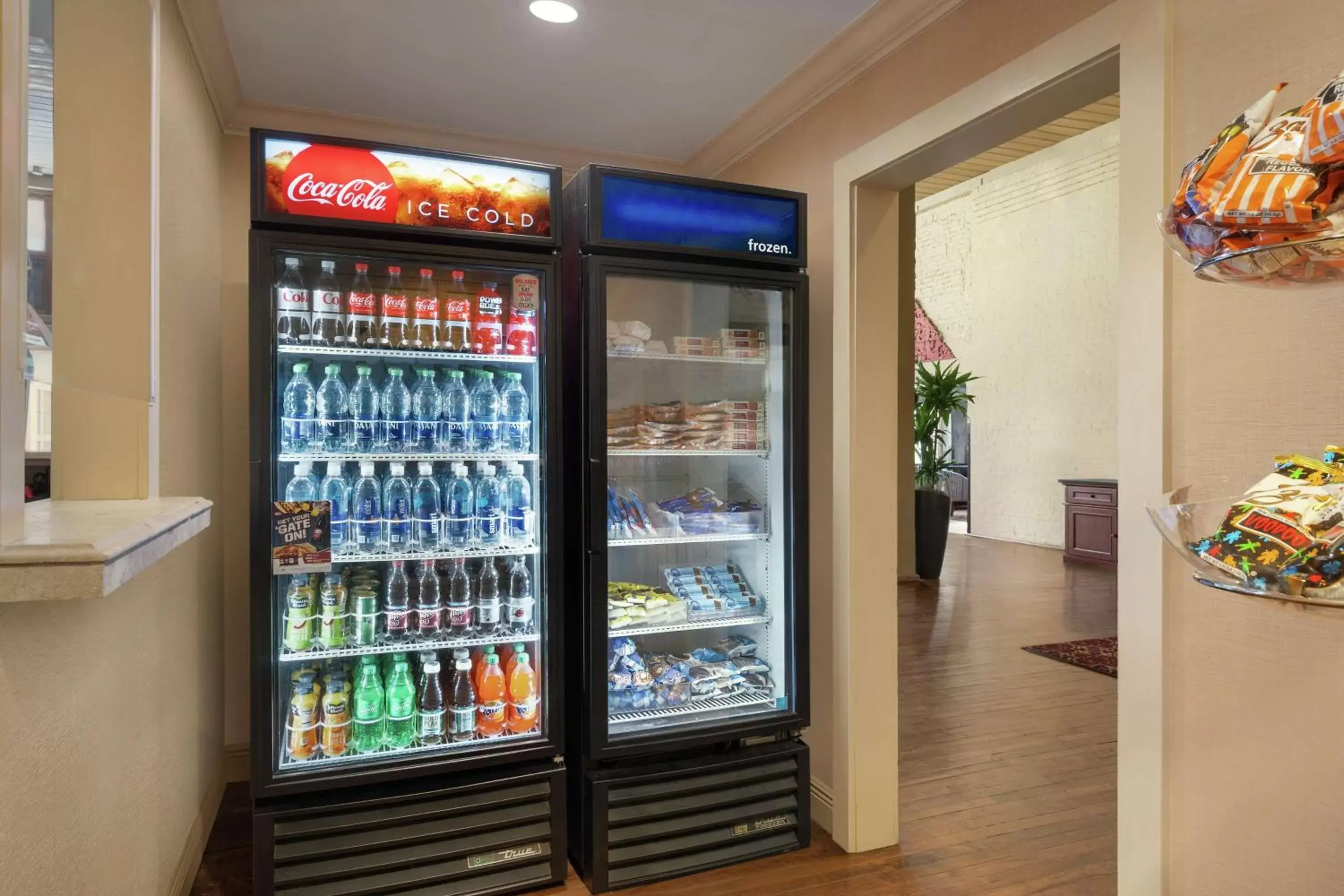 Dining area, Supermarket/Shops in Hampton Inn and Suites New Orleans Convention Center