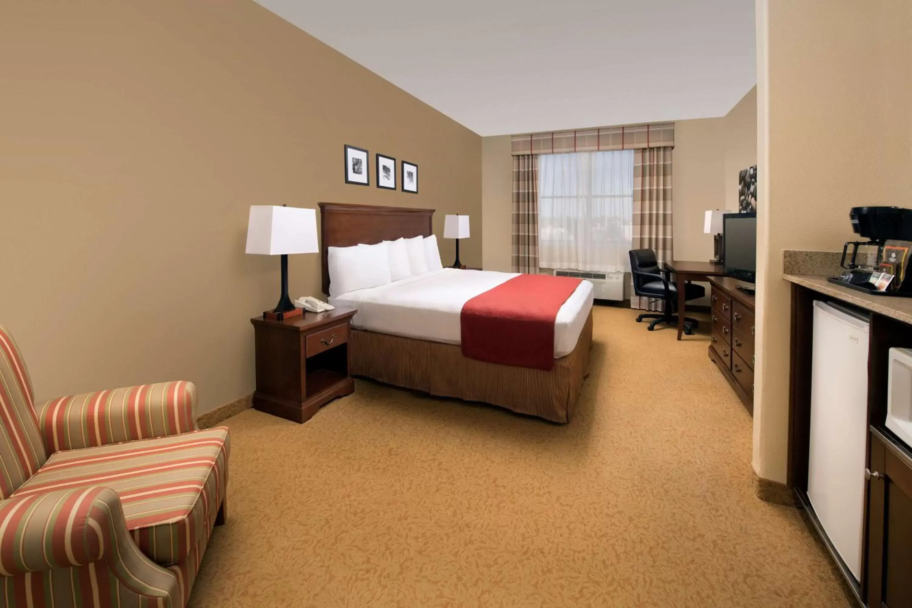 Photo of the whole room, Bed in Country Inn & Suites by Radisson, Houston Intercontinental Airport East, TX