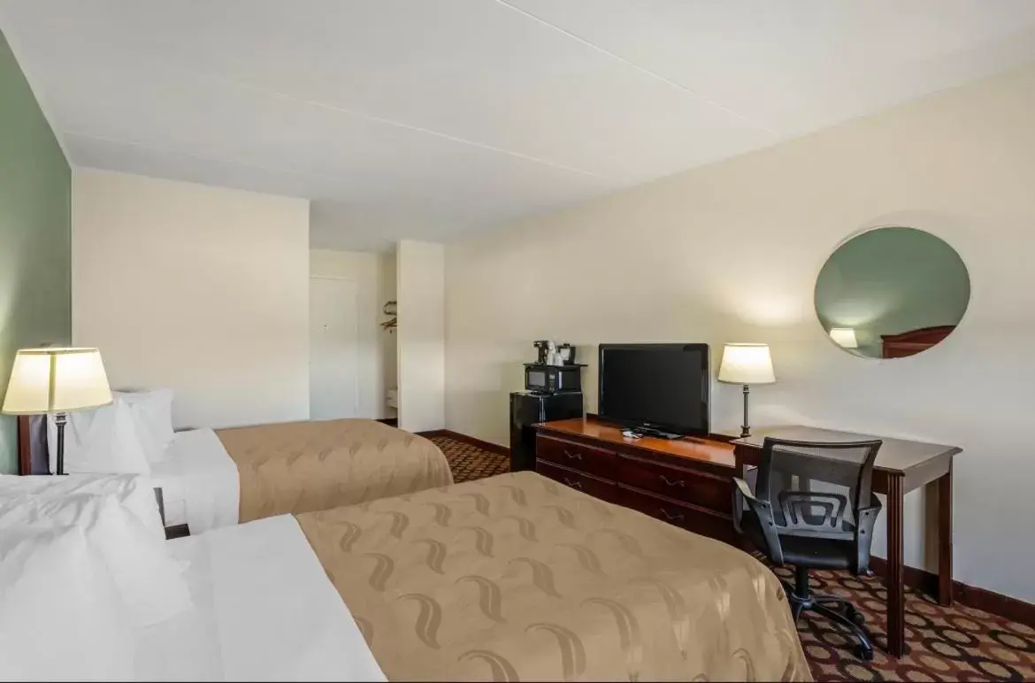 Bed in Quality Inn Riverview Enola-Harrisburg