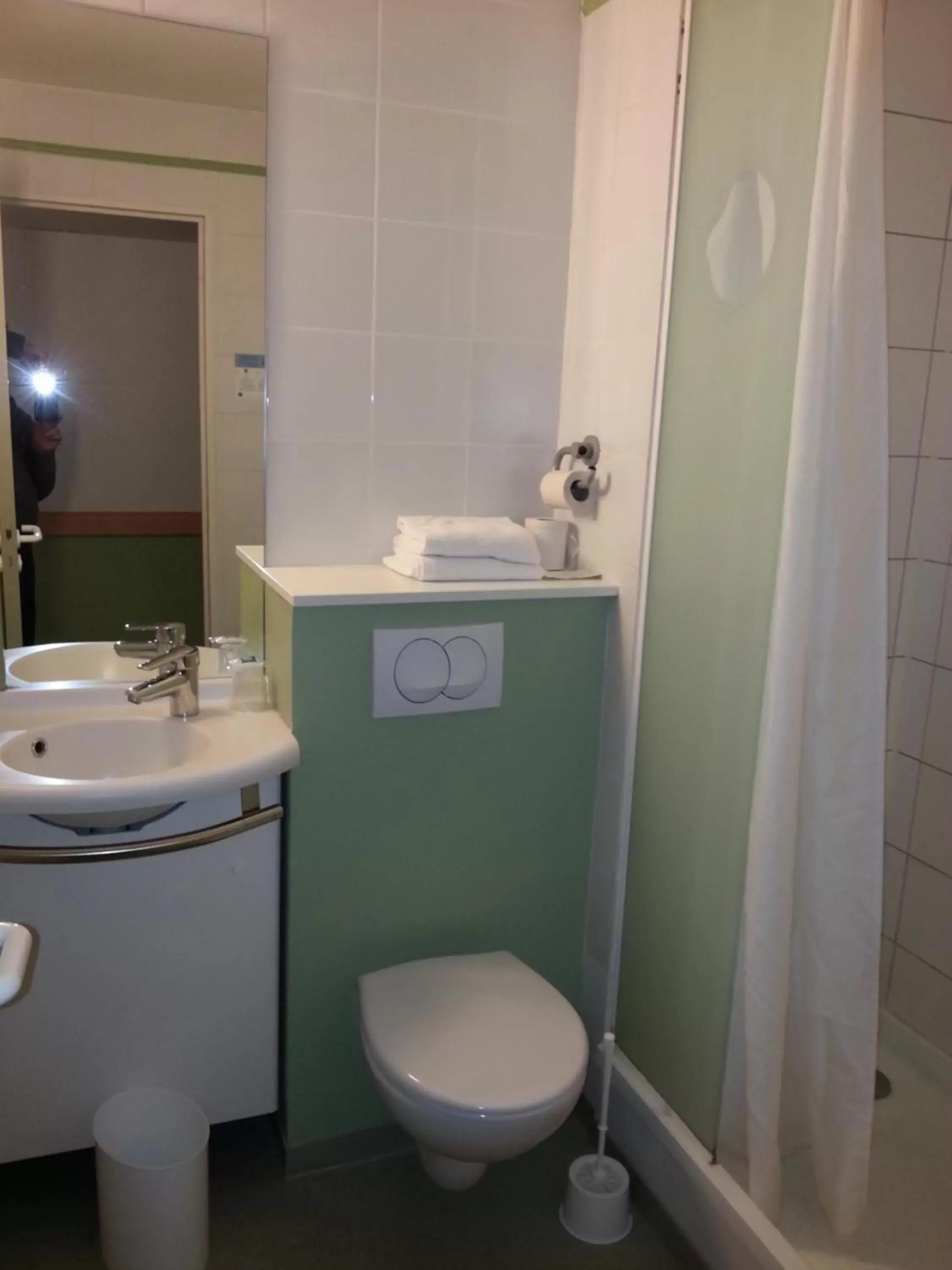 Bathroom in ibis budget Nantes Ouest