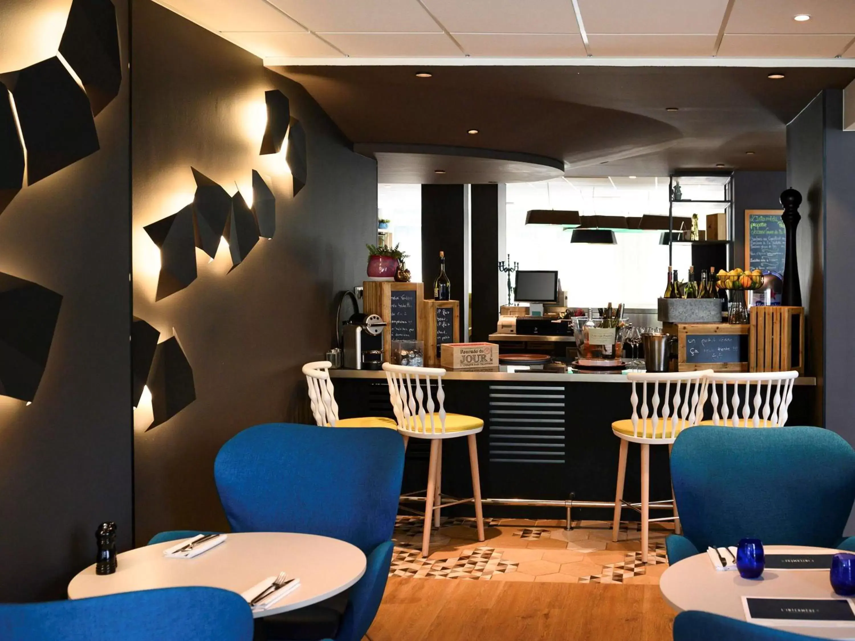 Lounge or bar, Restaurant/Places to Eat in Novotel Evry Courcouronnes