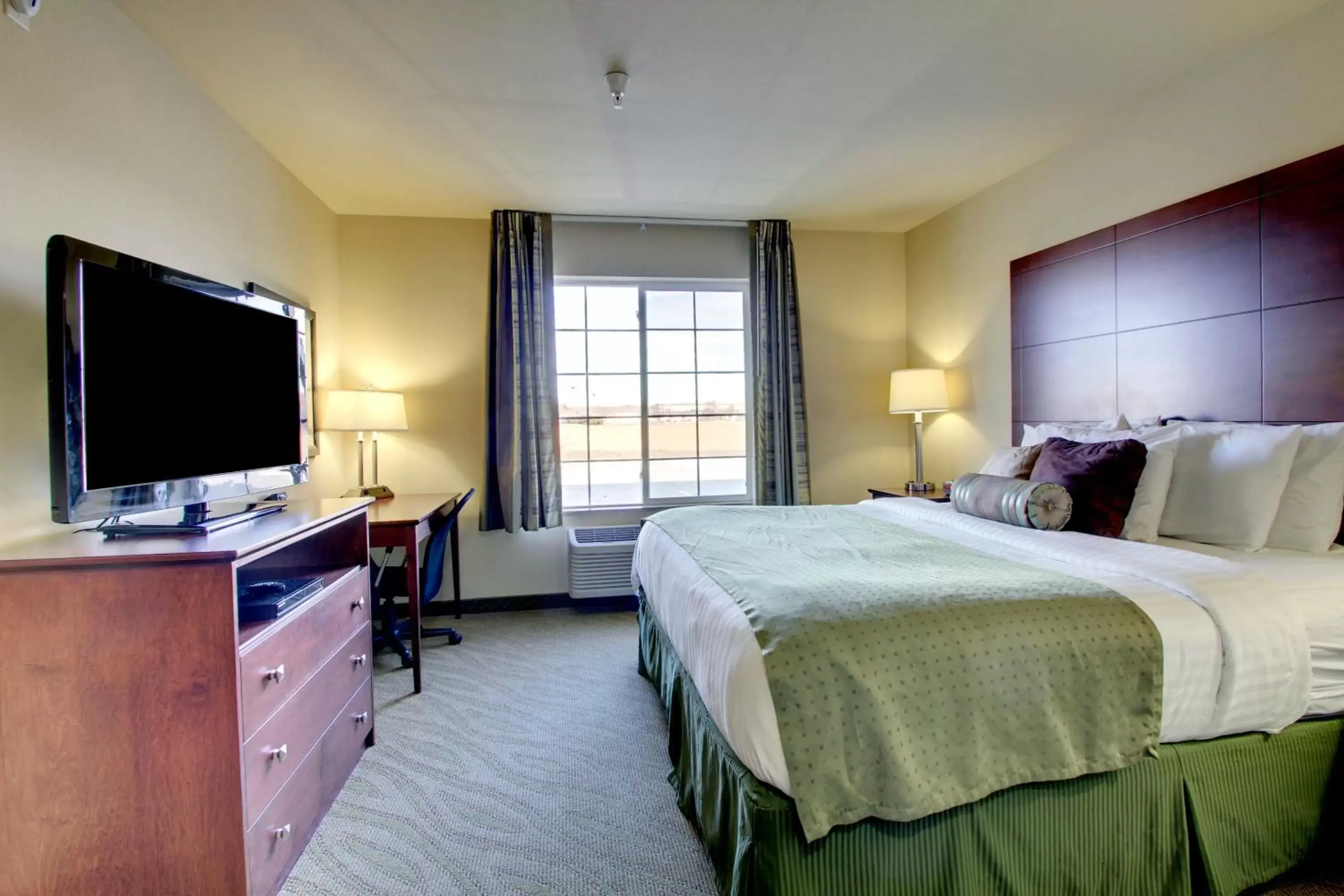Bed, TV/Entertainment Center in Cobblestone Hotel - Wayne