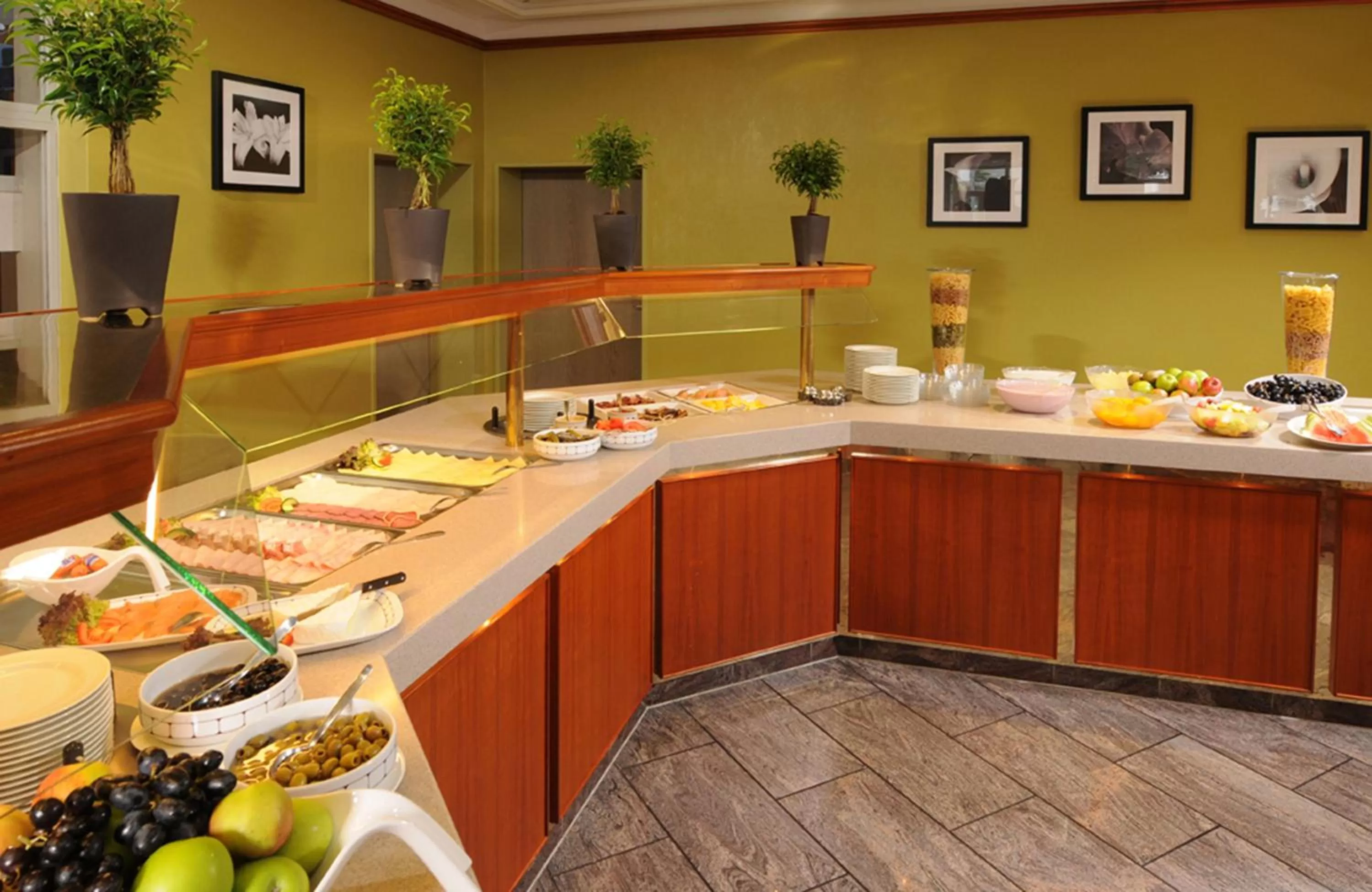 Buffet breakfast in Leonardo Hotel Köln