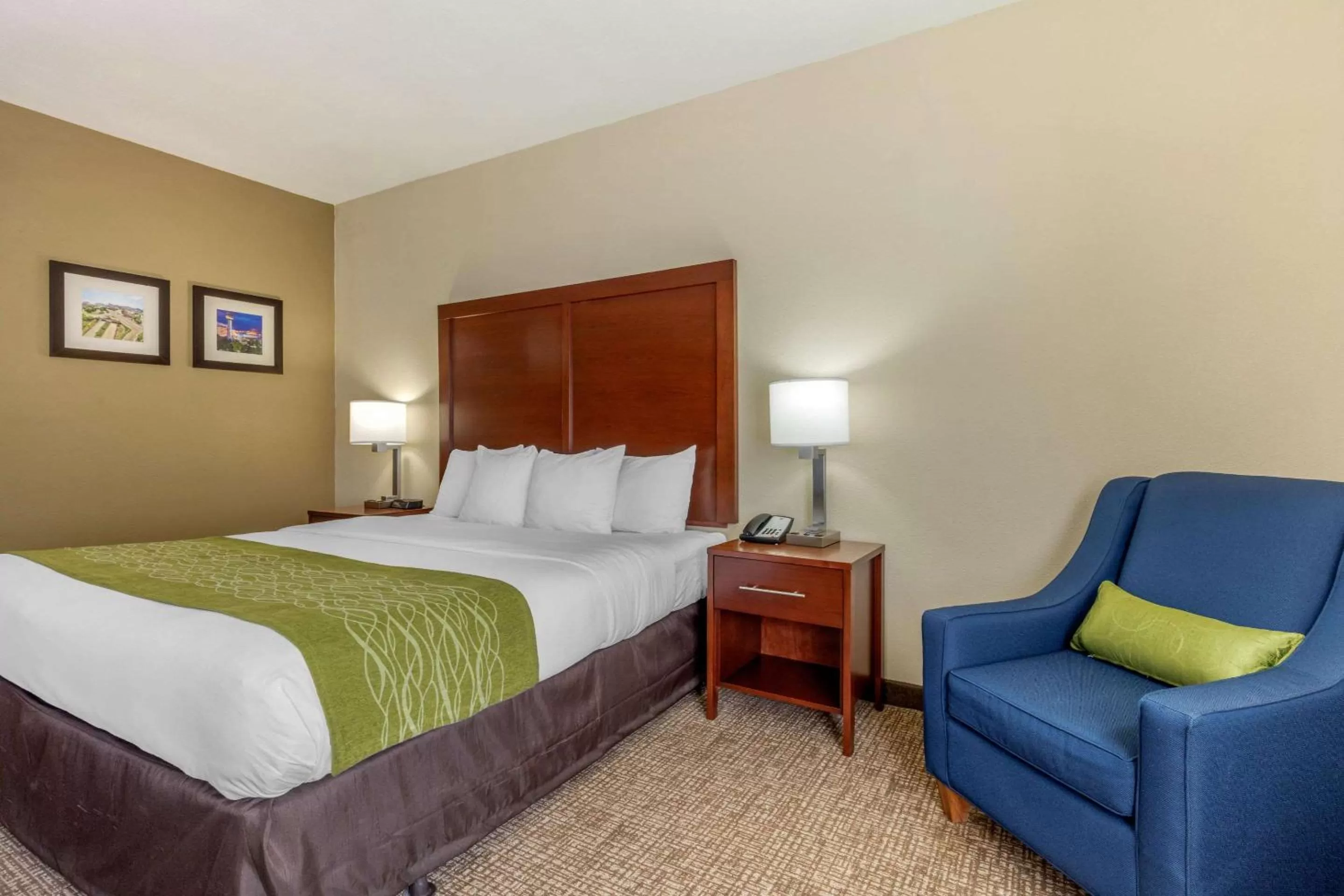 Photo of the whole room, Bed in Comfort Inn Lenoir City-Knoxville