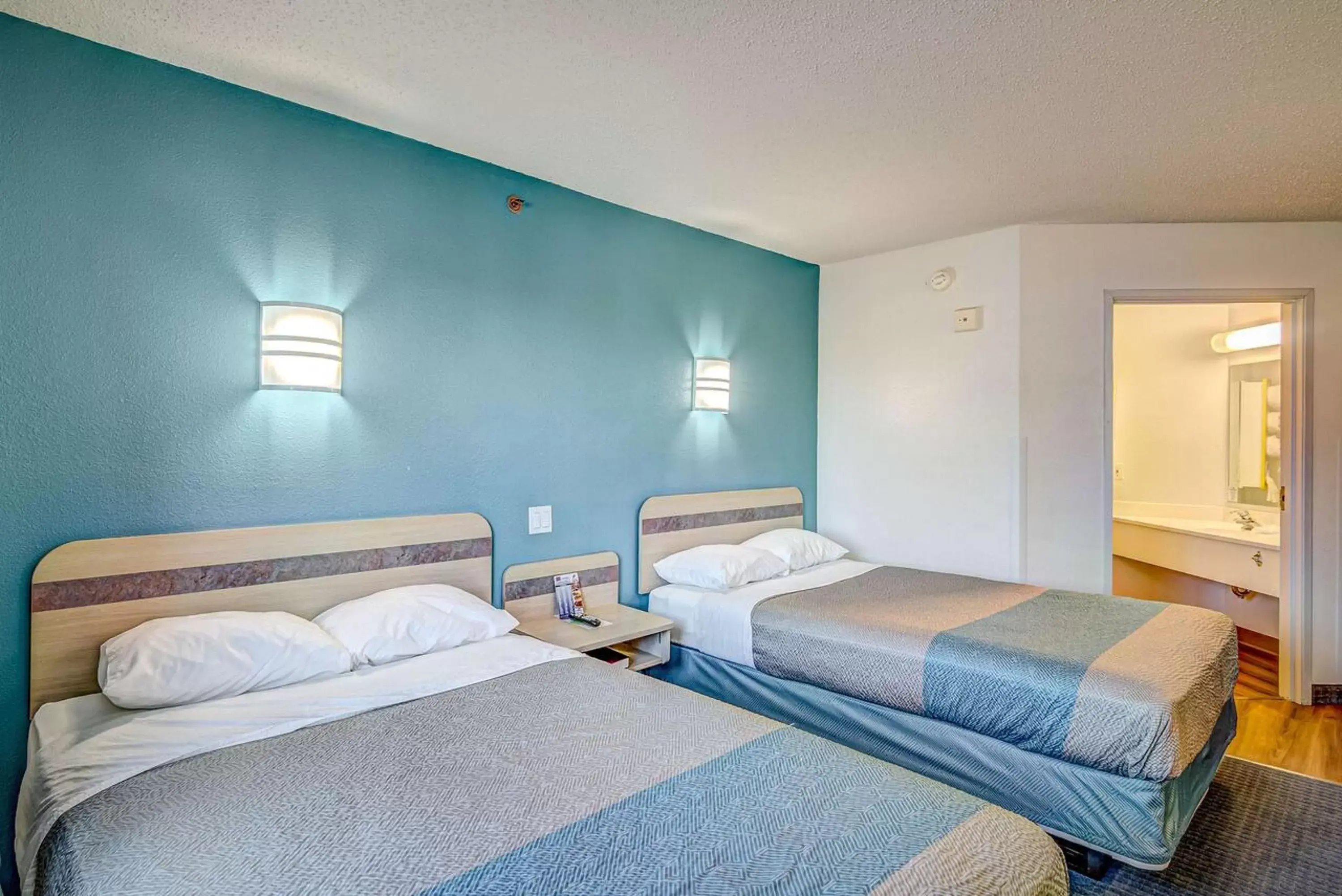 Photo of the whole room, Bed in Motel 6-Menomonie, WI