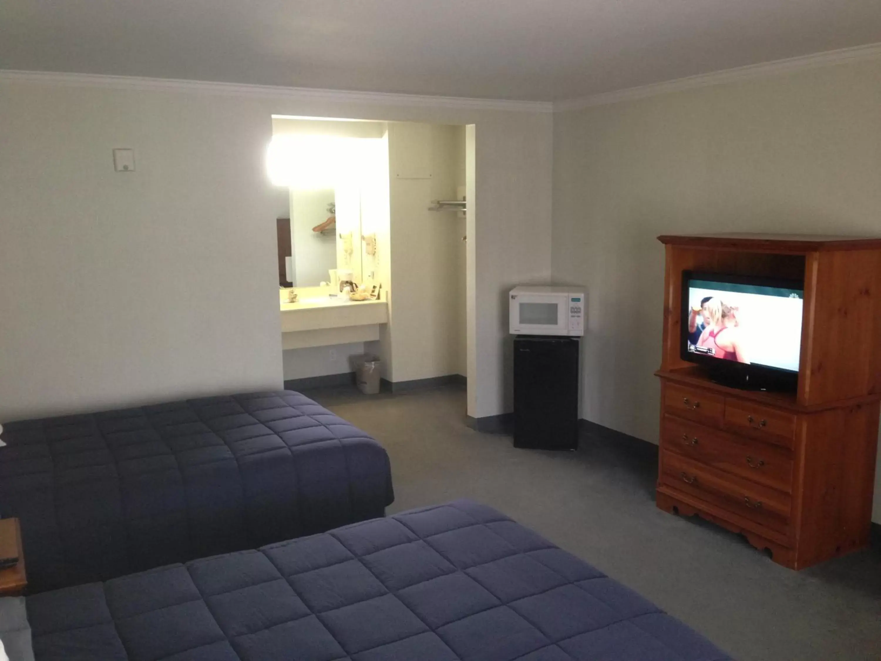 Photo of the whole room, Bed in Fontana Village Inn