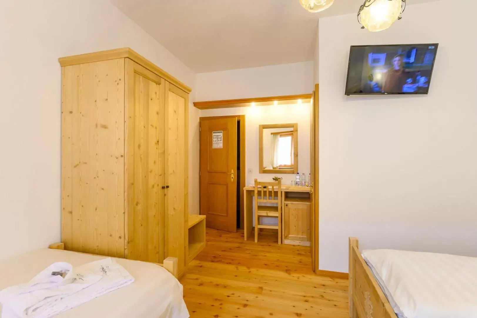 Bedroom, TV/Entertainment Center in Hotel Centrale, Typically Swiss