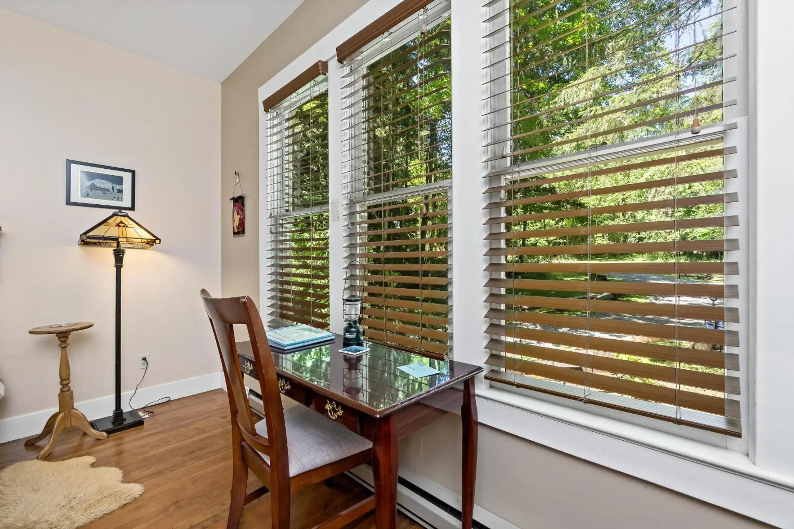 Bedroom, Dining Area in Mountain Meadows Inn