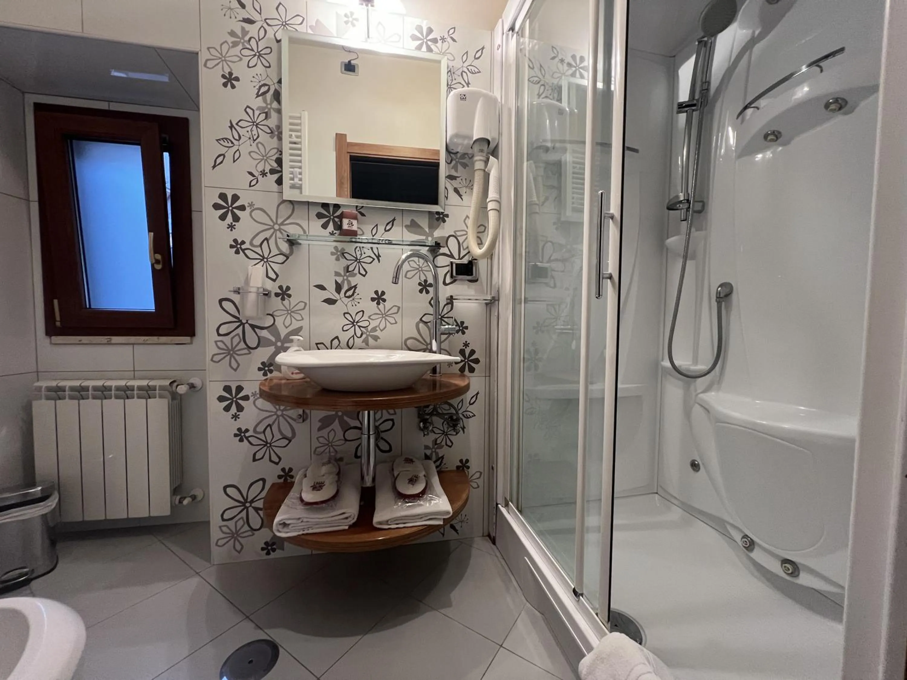 Shower in Condotti Rooms