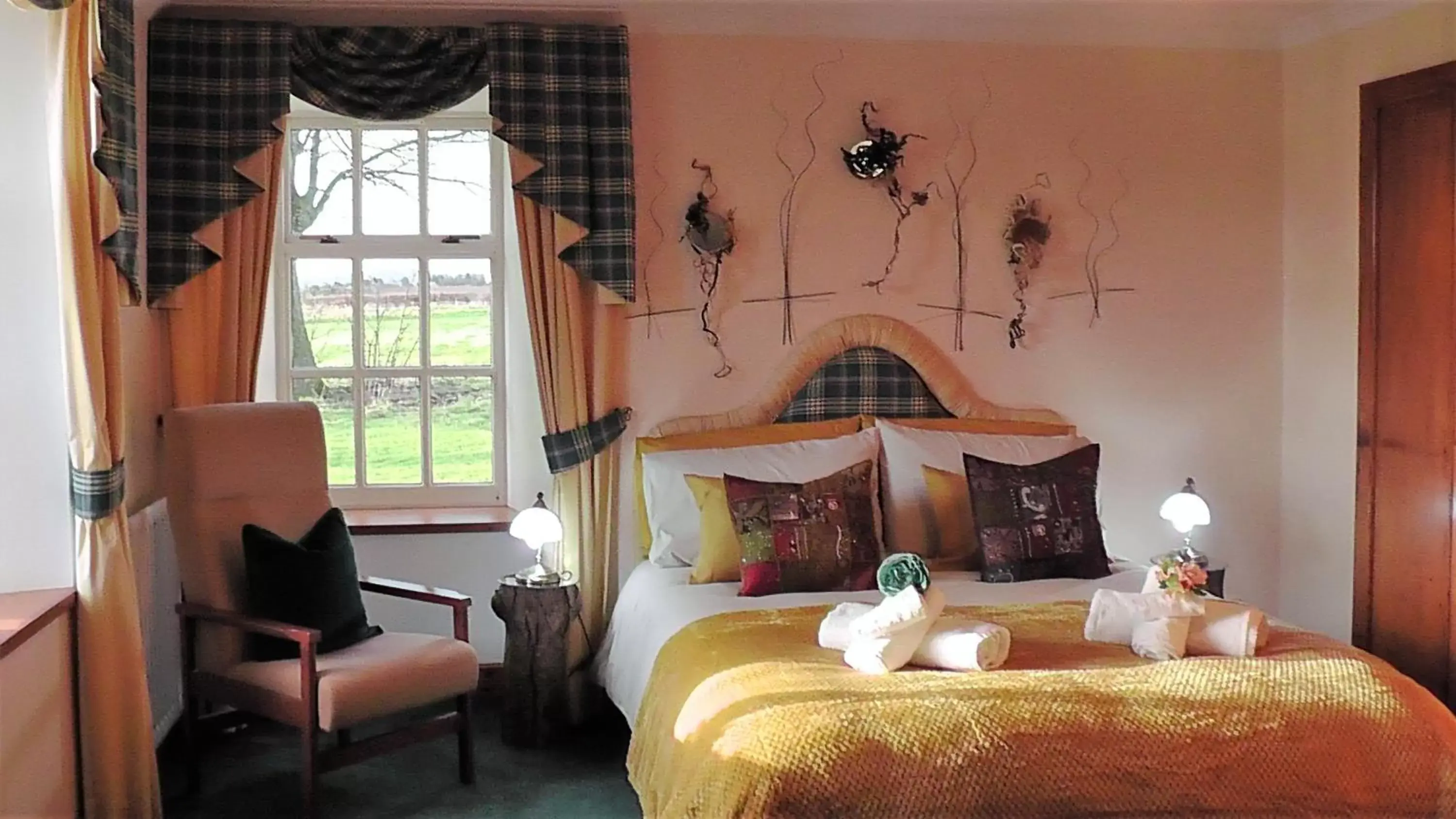 Photo of the whole room, Bed in Wagtail Lodge