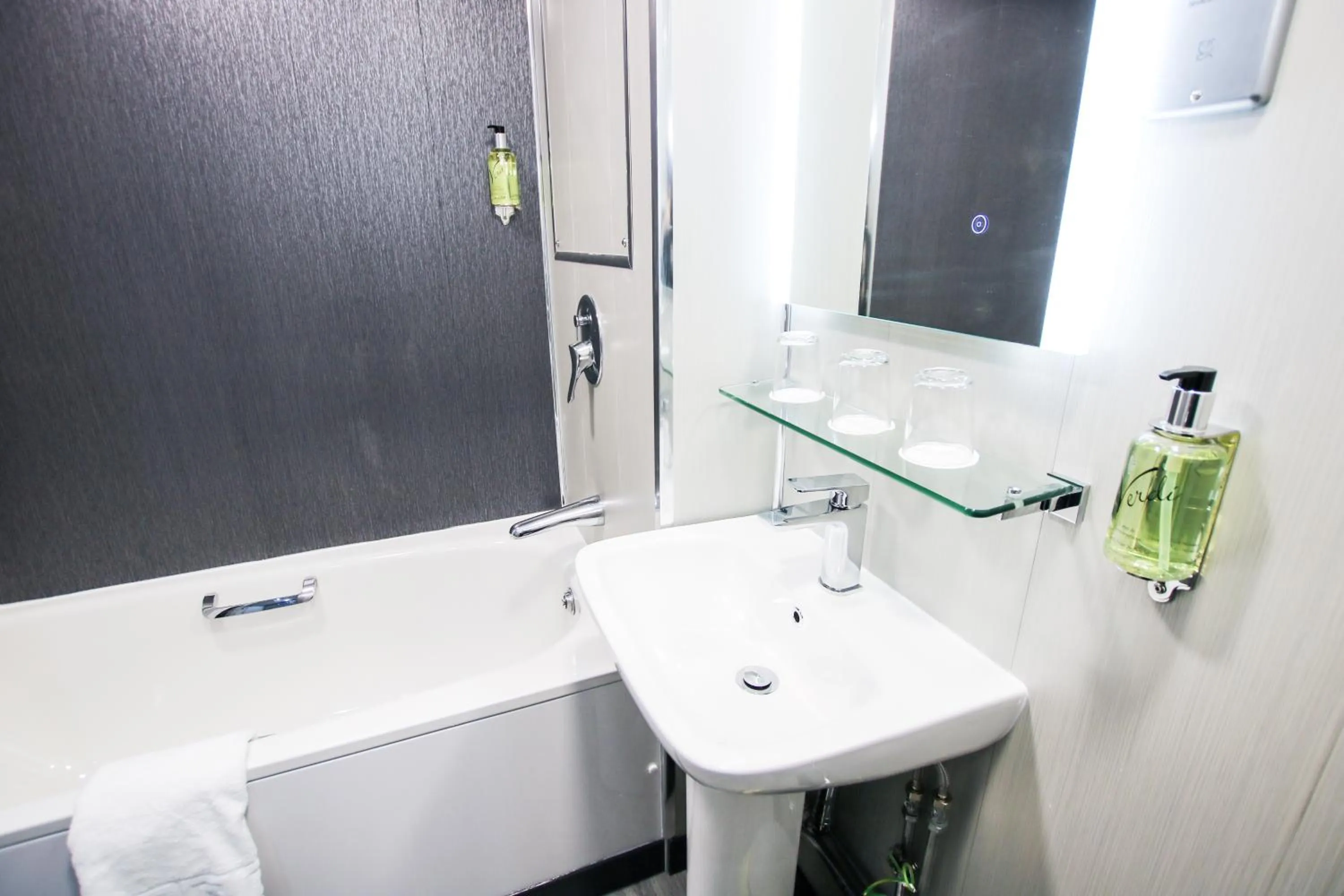 Bathroom in Brunswick Merchant City Hotel