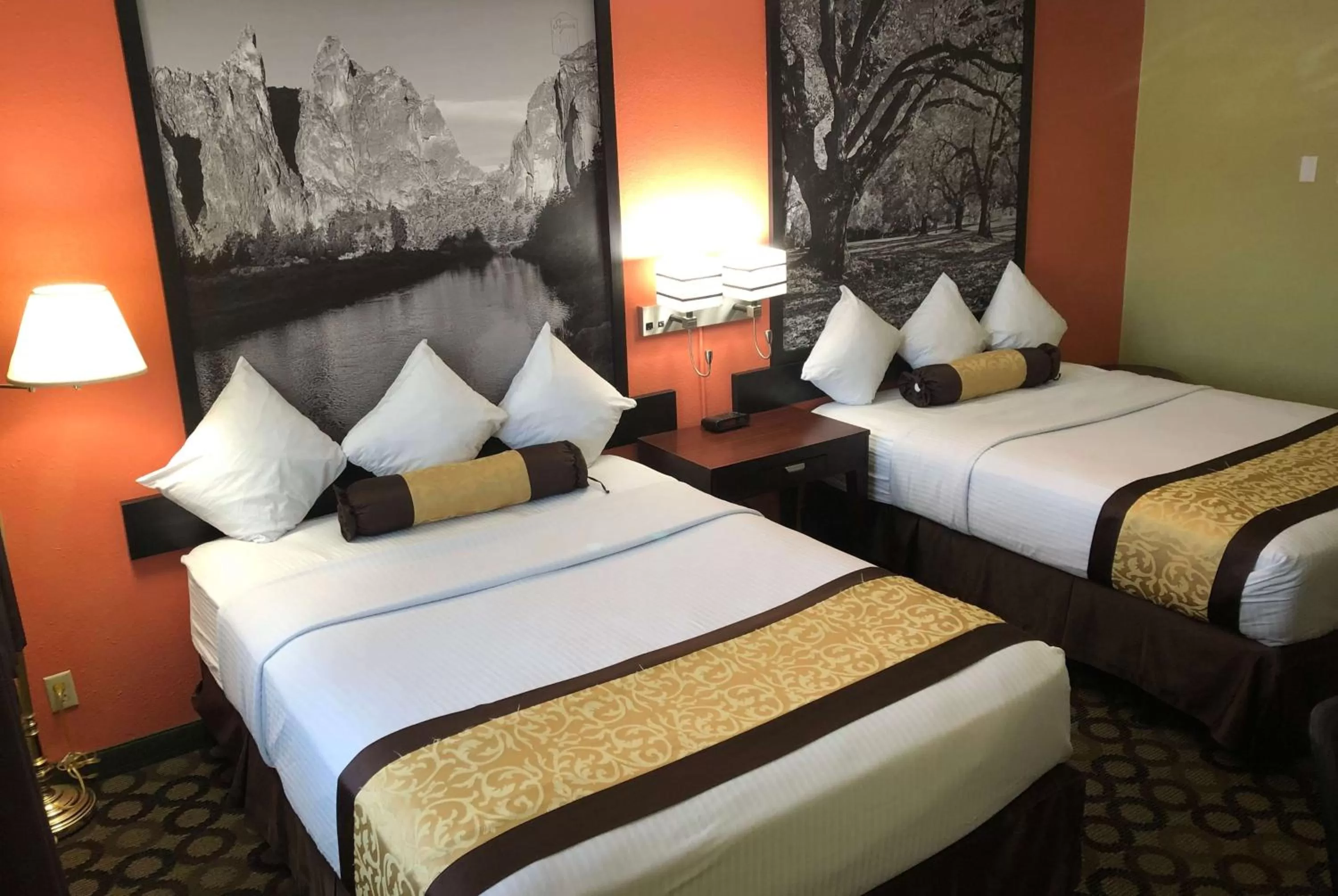 Photo of the whole room, Bed in Super 8 by Wyndham Ontario