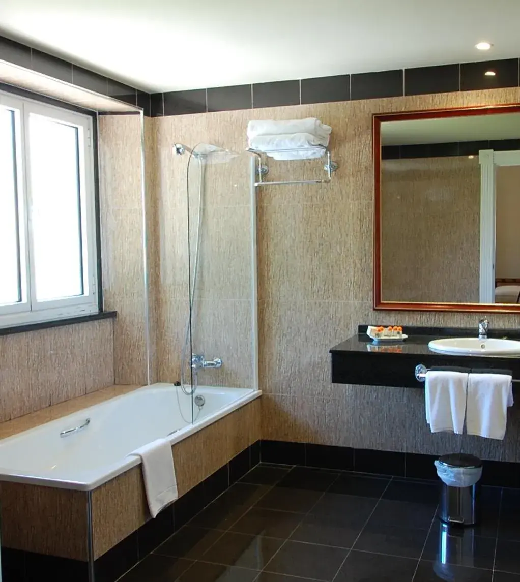 Bathroom in Arcea Gran Hotel Pelayo