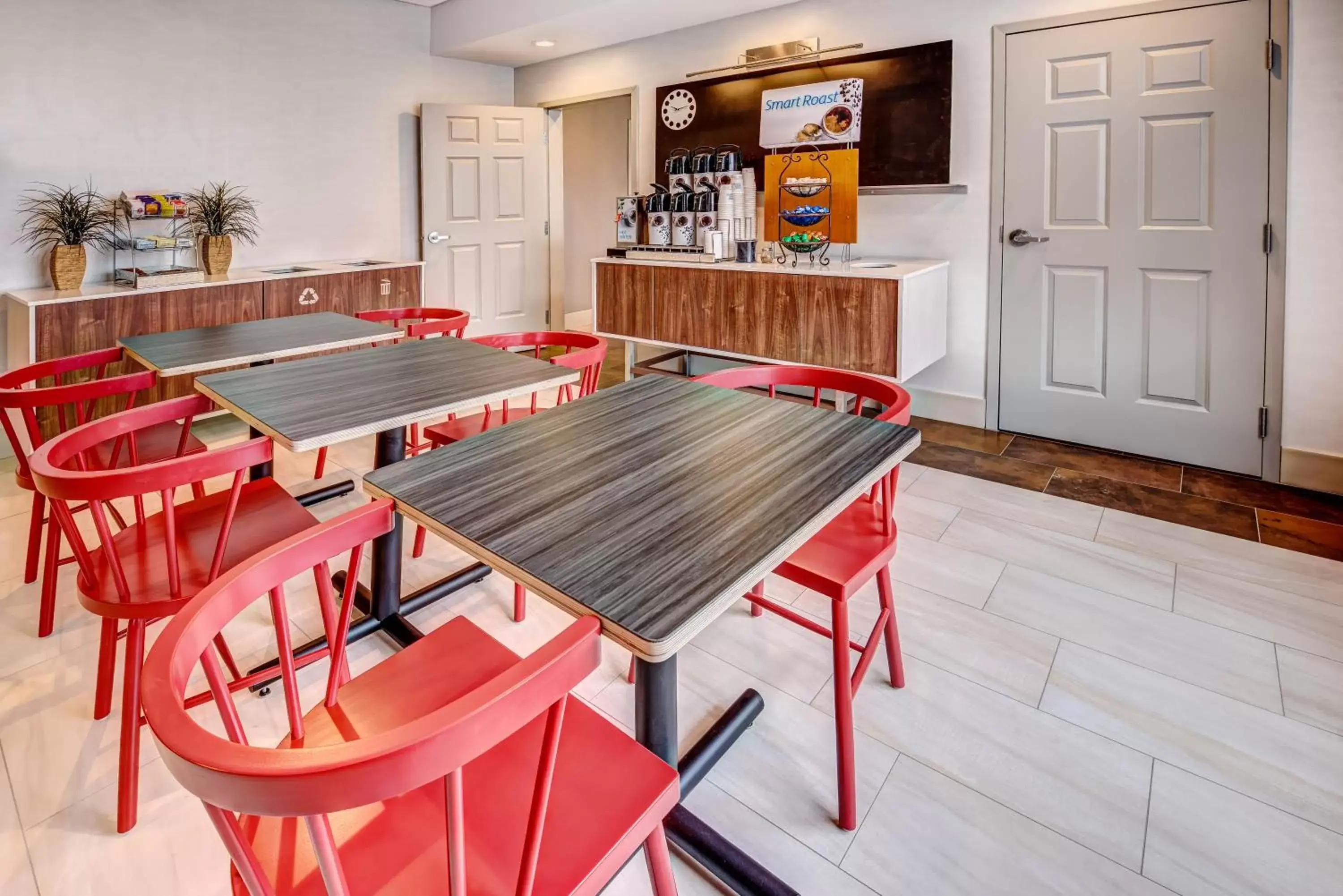 Breakfast in Holiday Inn Express Woodbridge by IHG Breakfast in Holiday Inn Express Woodbridge by IHG