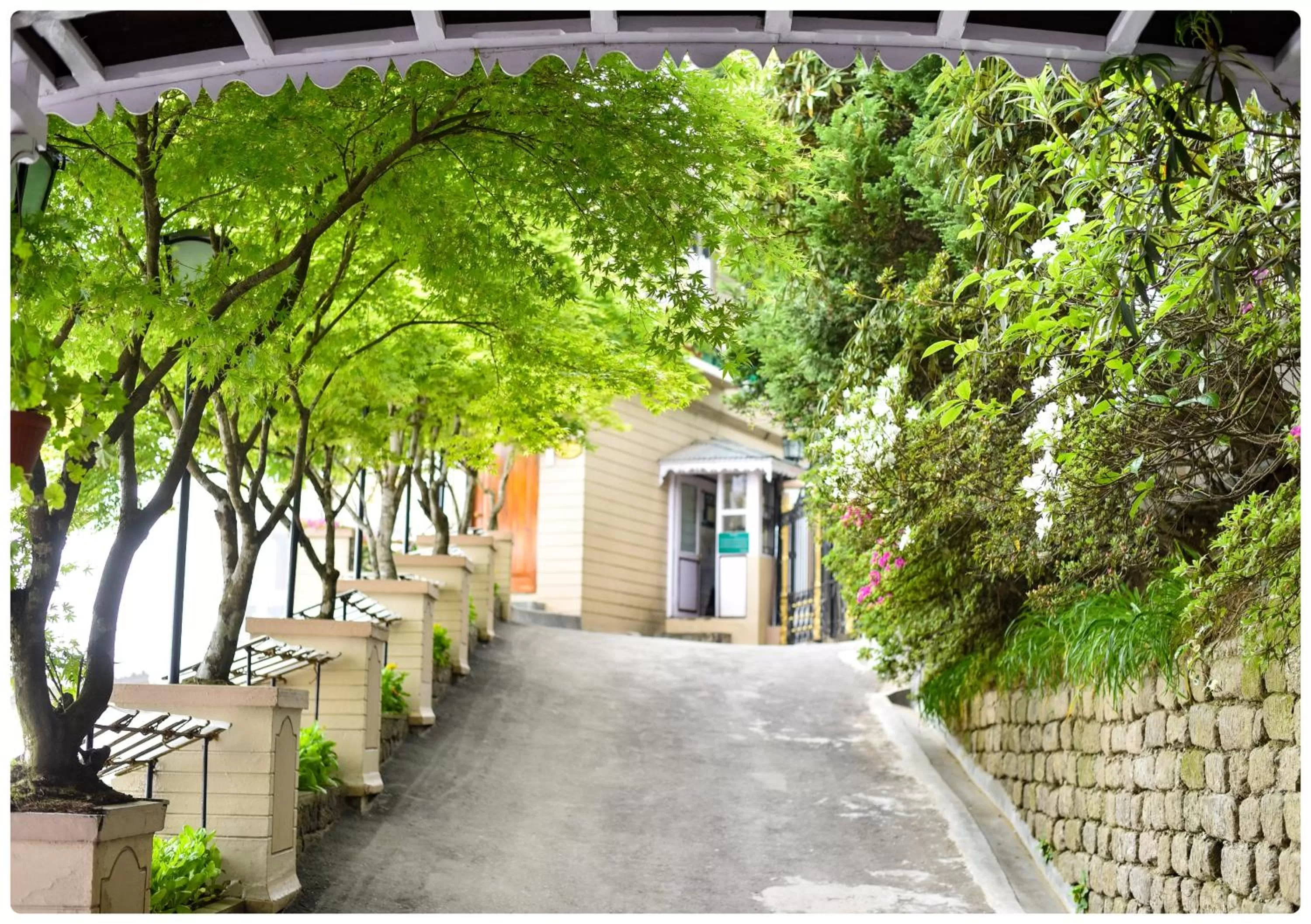 Facade/entrance in Cedar Inn