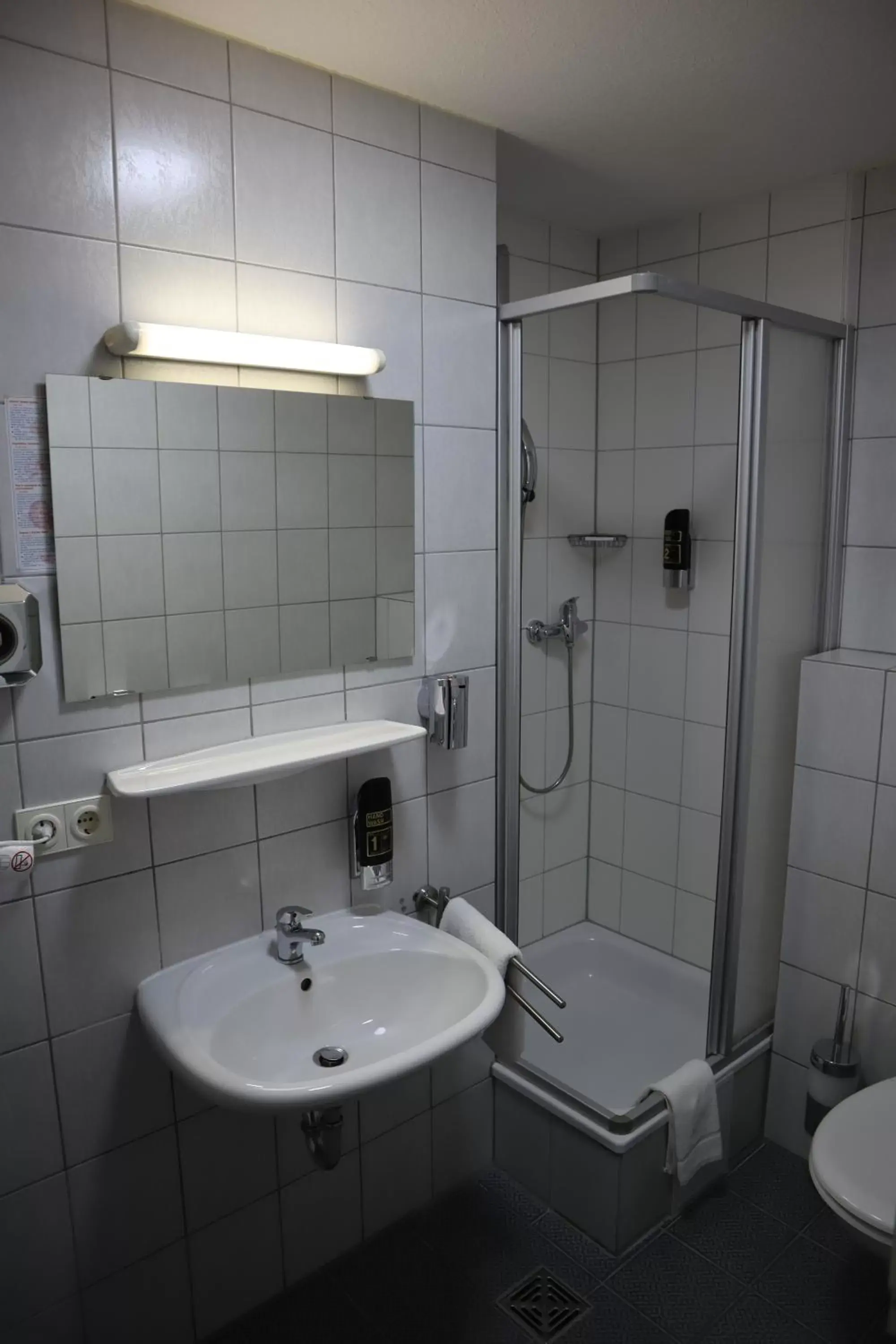 Shower, Bathroom in Avenue Hotel