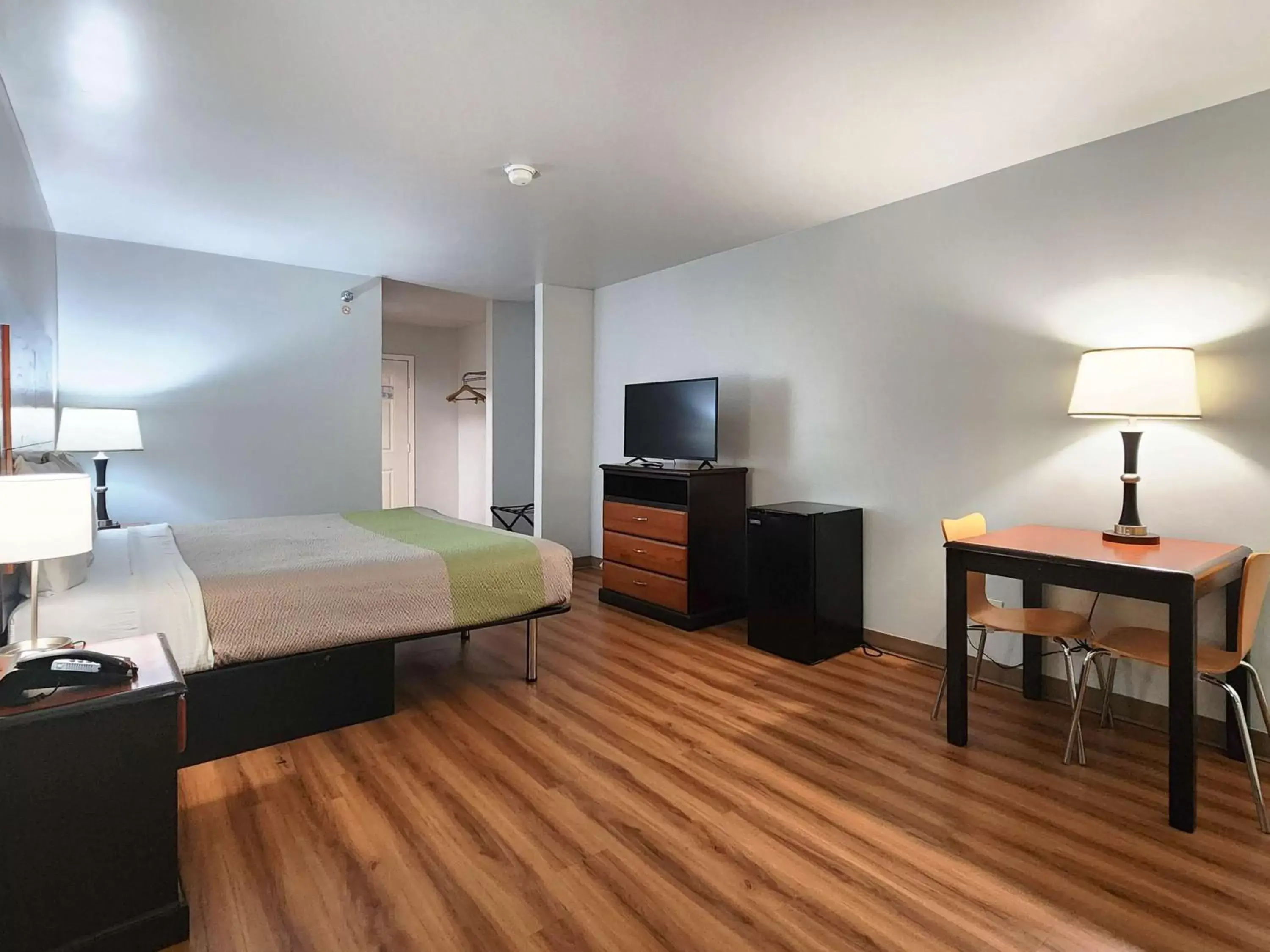 Bedroom, TV/Entertainment Center in Motel 6-Ennis, TX