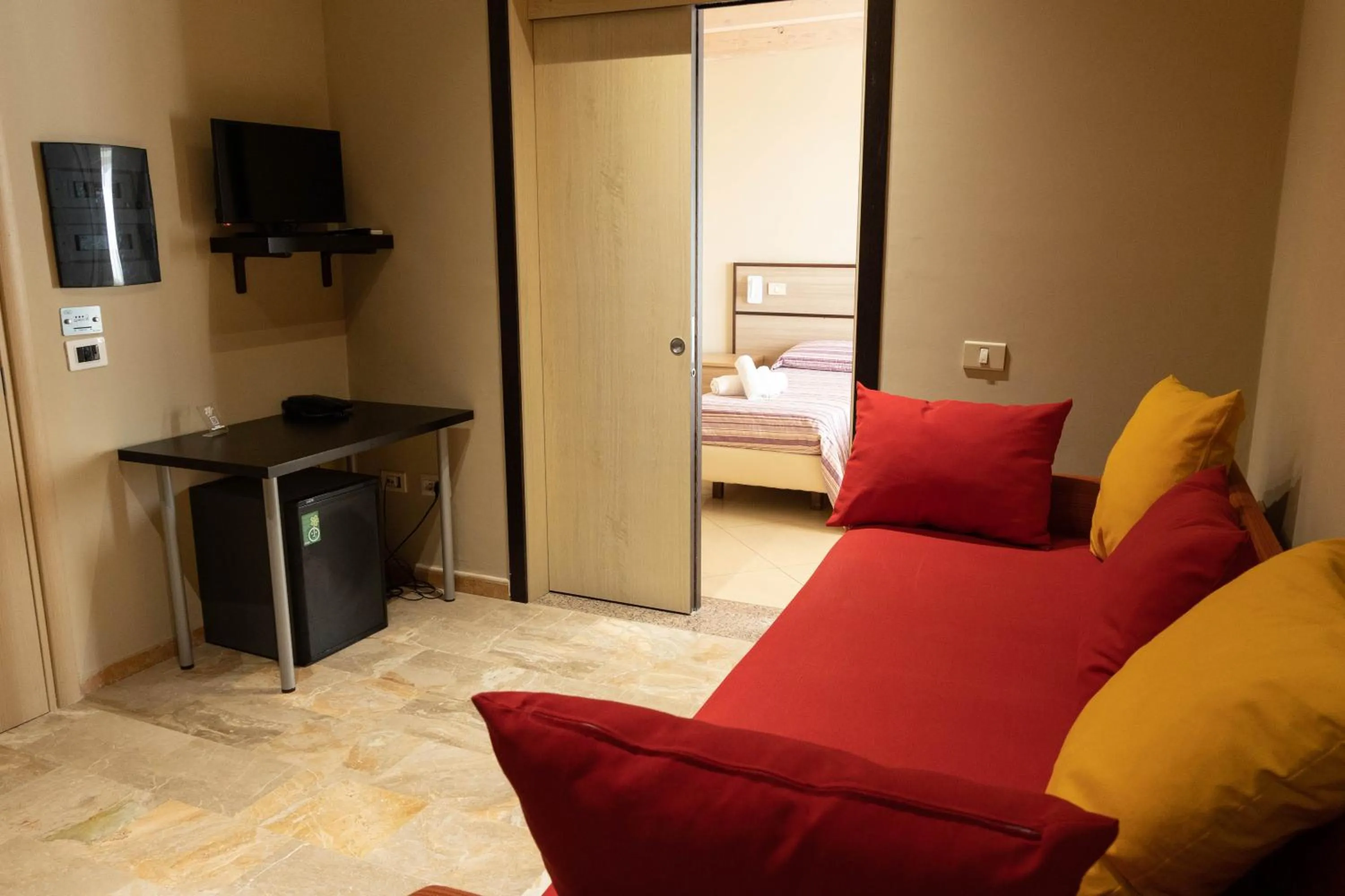 Seating area, Bed in Hotel Nelton