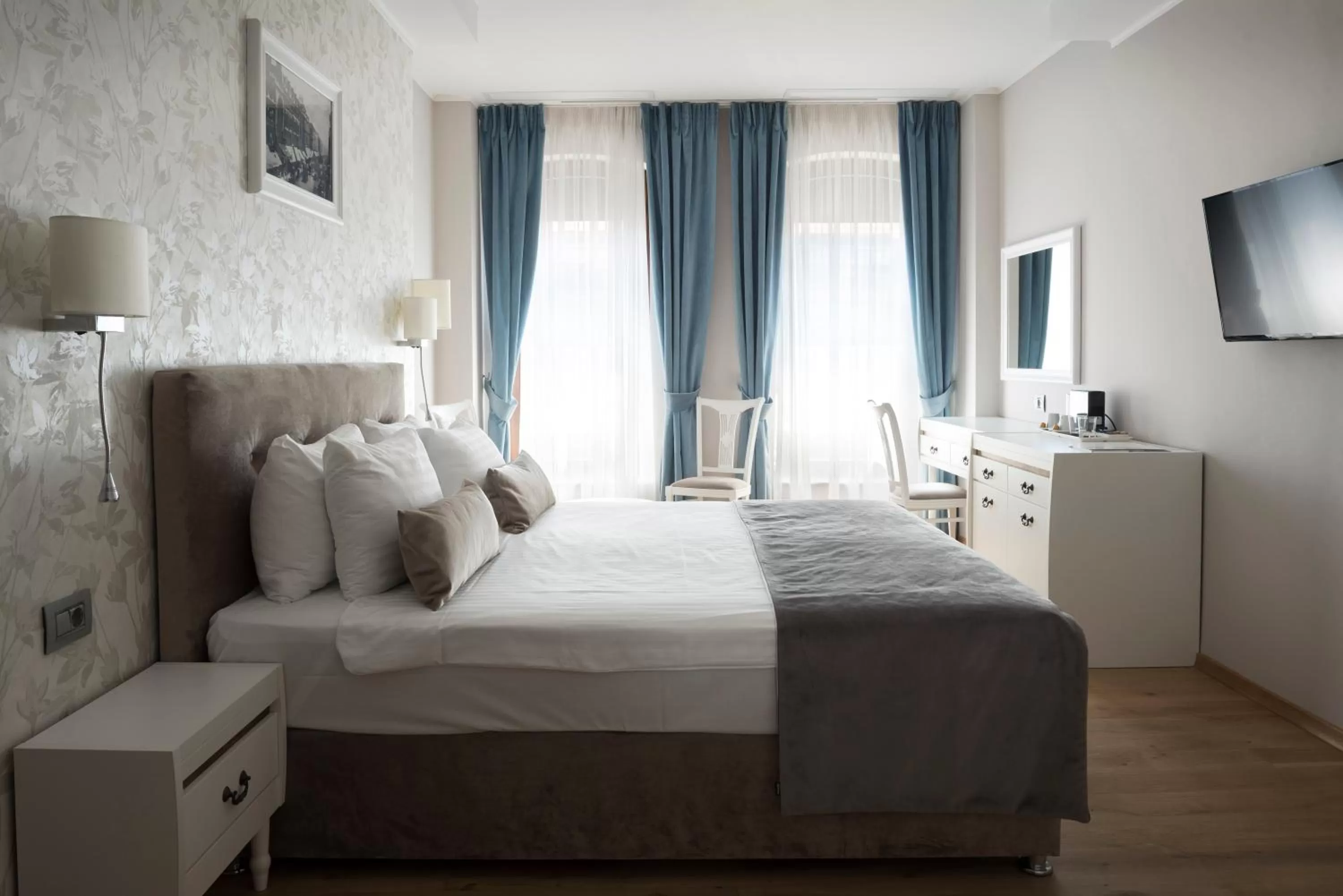 Bed in New Era Hotel Old Town Party Zone Bucharest- parking with fee nearby - NOT at the hotel !