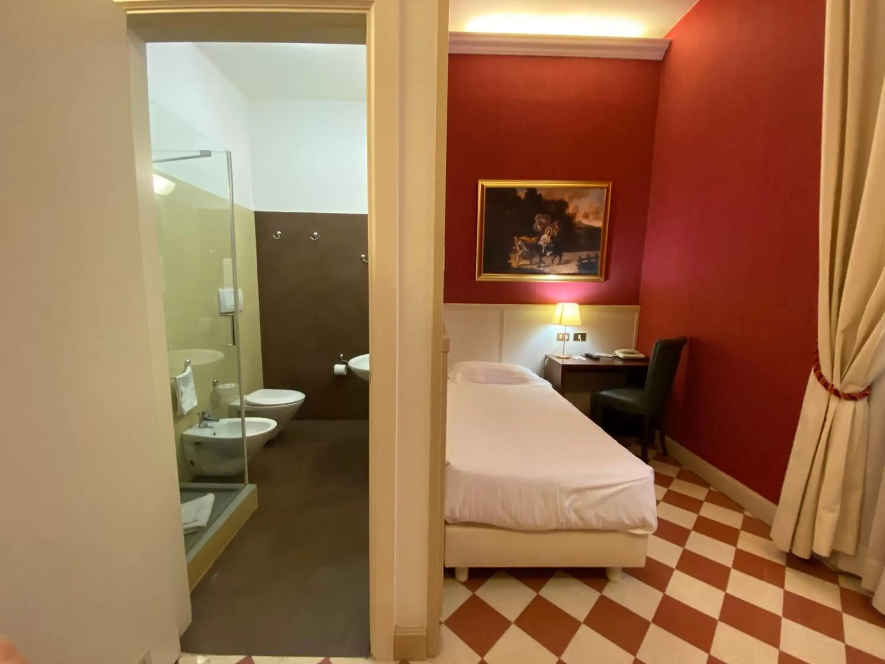 Shower, Bed in Basilica Hotel