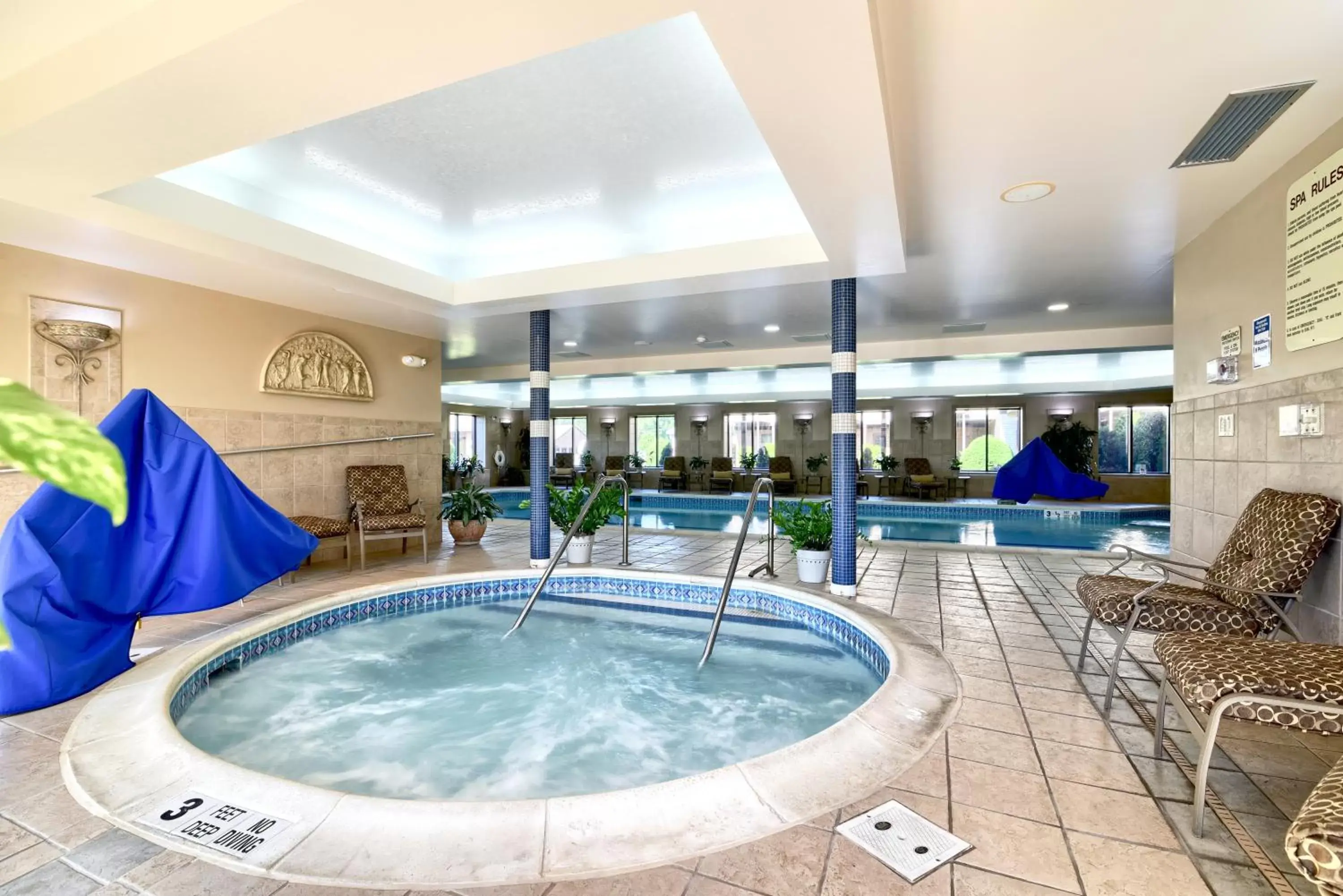 Hot Tub, Swimming Pool in Roosevelt Inn & Suites Saratoga Springs