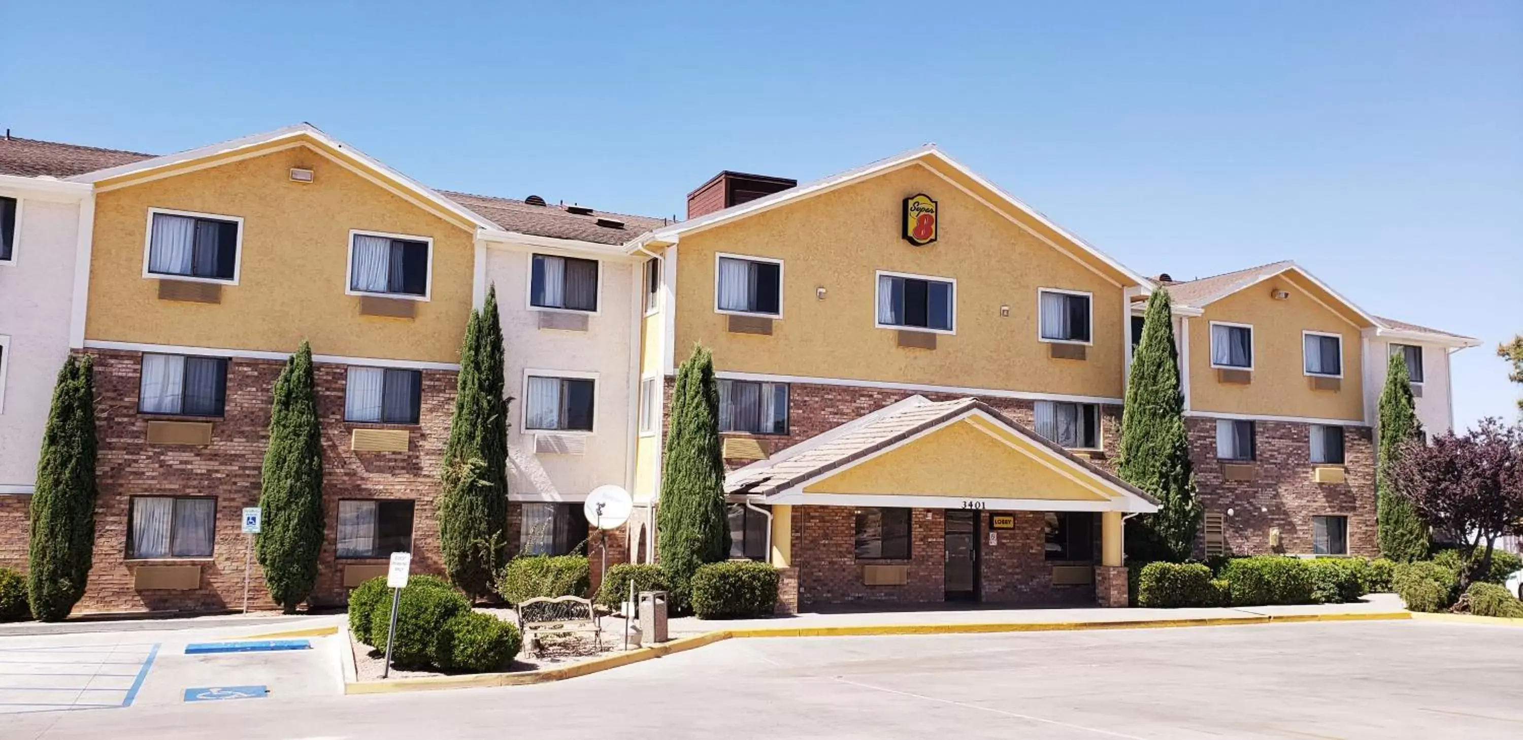 Facade/entrance in Super 8 by Wyndham Kingman Facade/entrance in Super 8 by Wyndham Kingman