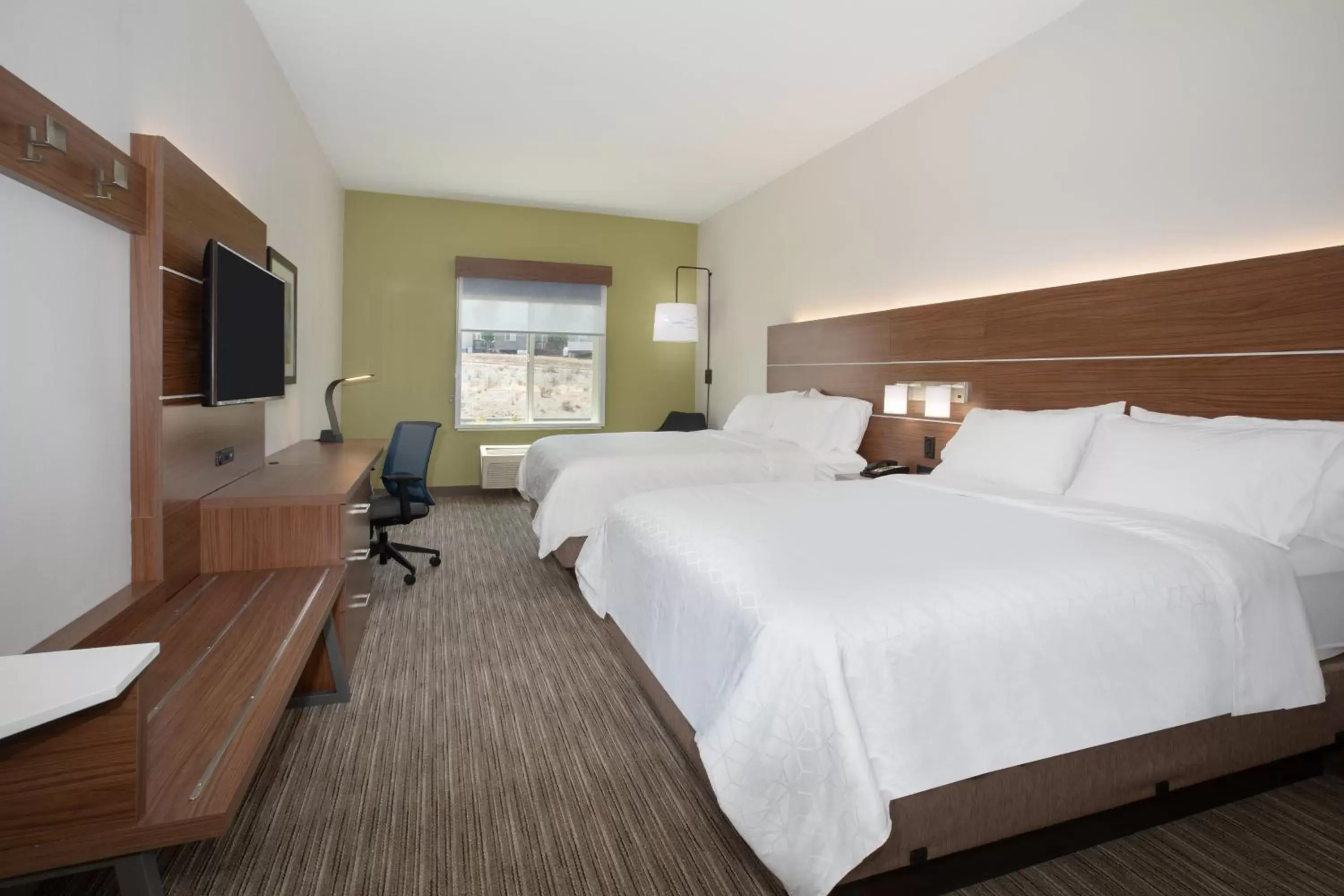 Photo of the whole room, Bed in Holiday Inn Express Yreka-Shasta Area, an IHG Hotel