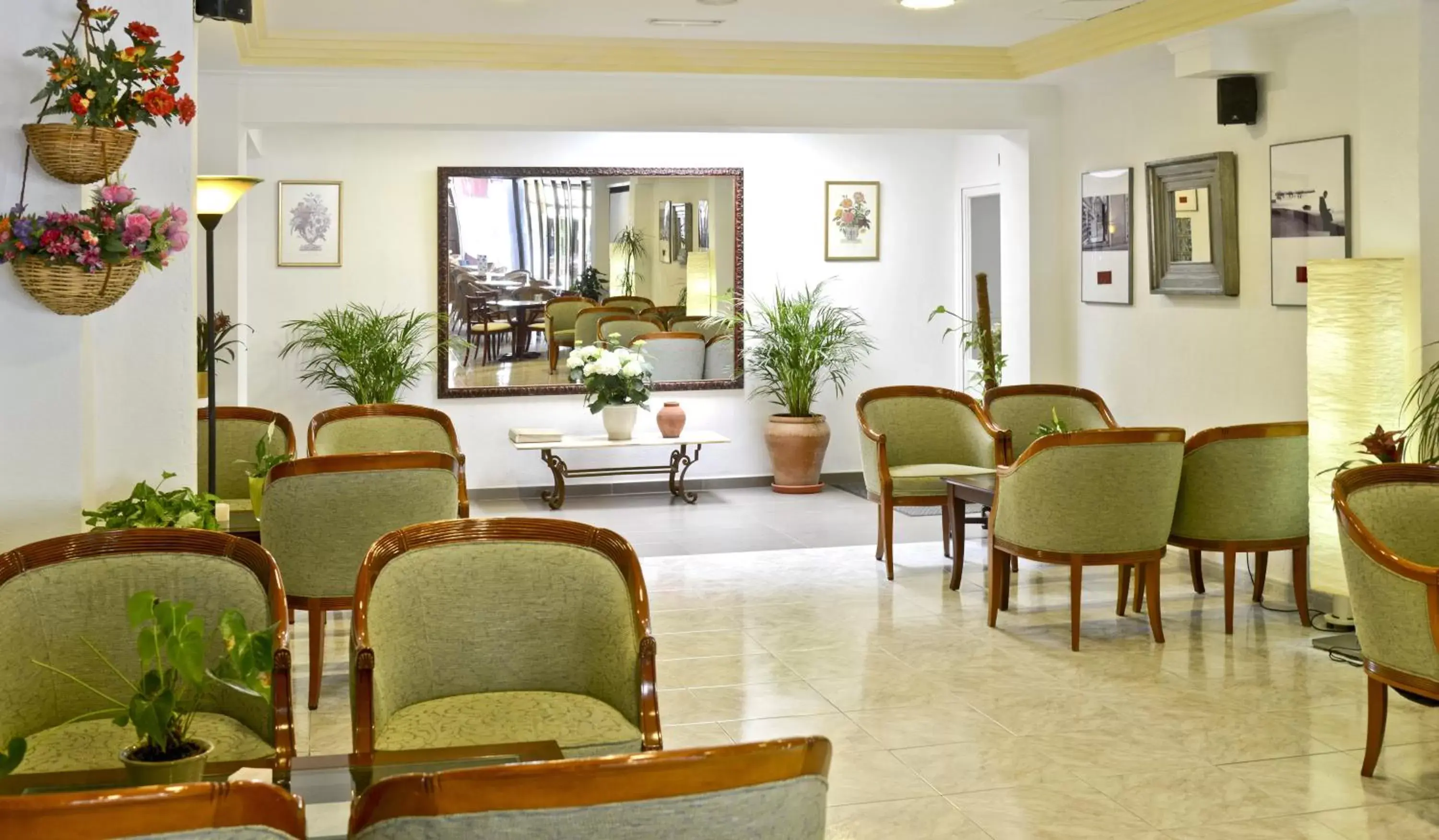 Communal lounge/ TV room in Hotel Amoros