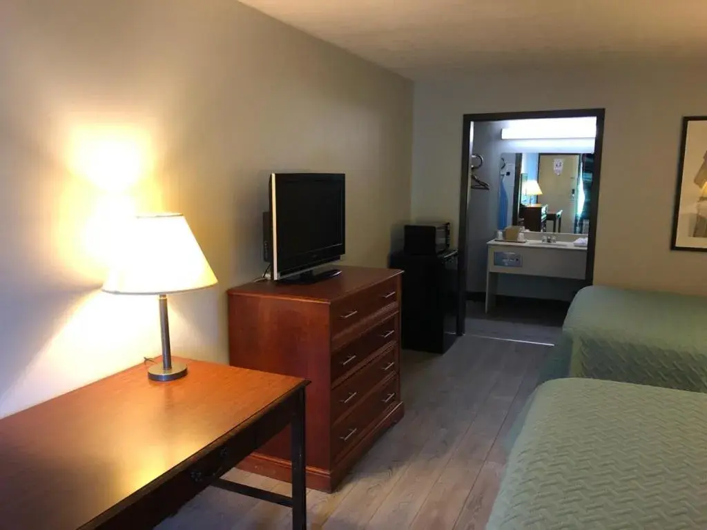 TV/Entertainment Center in Springfield Inn TN