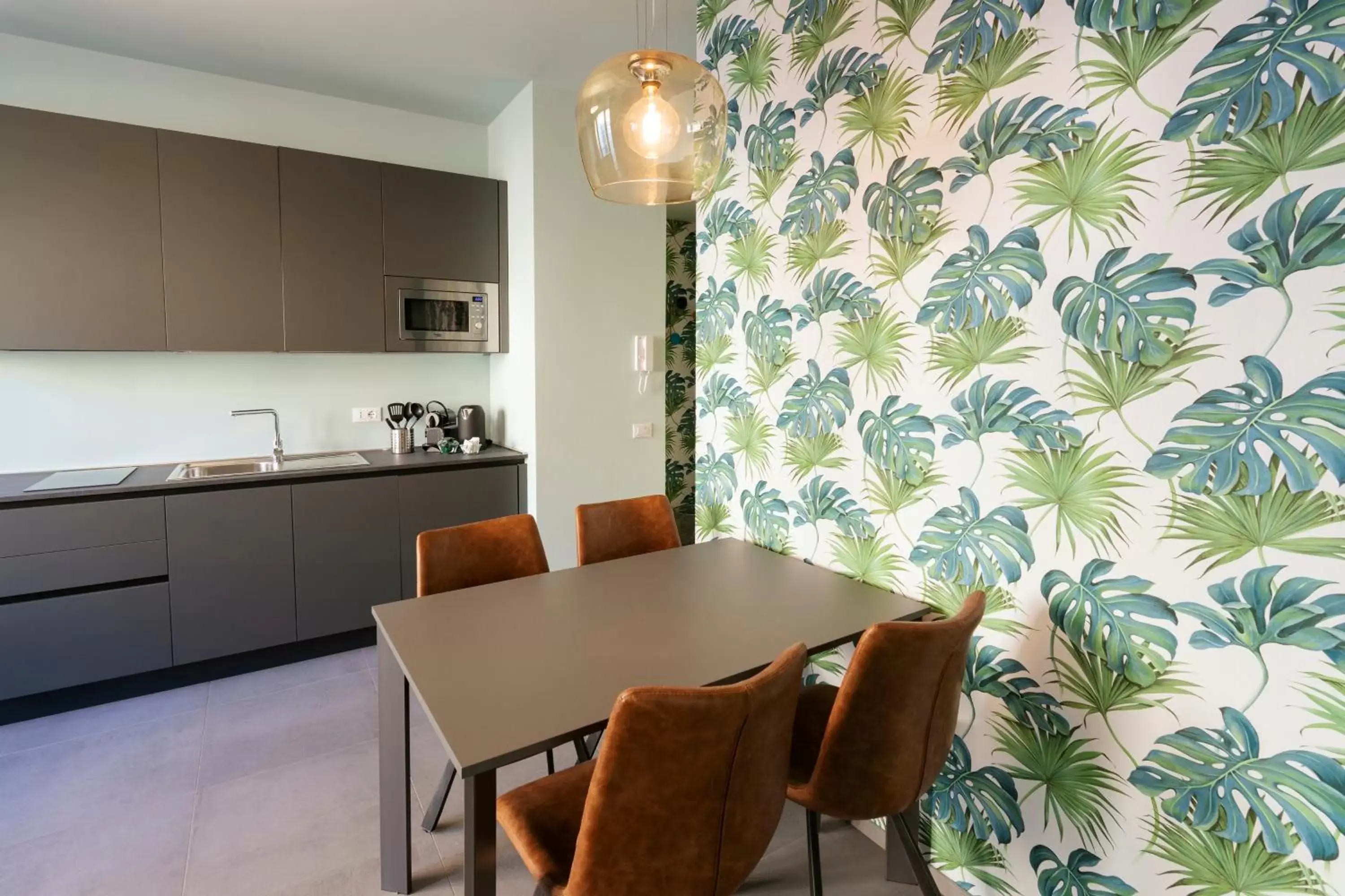 Kitchen or kitchenette, Dining Area in AlbaResidence Vico01