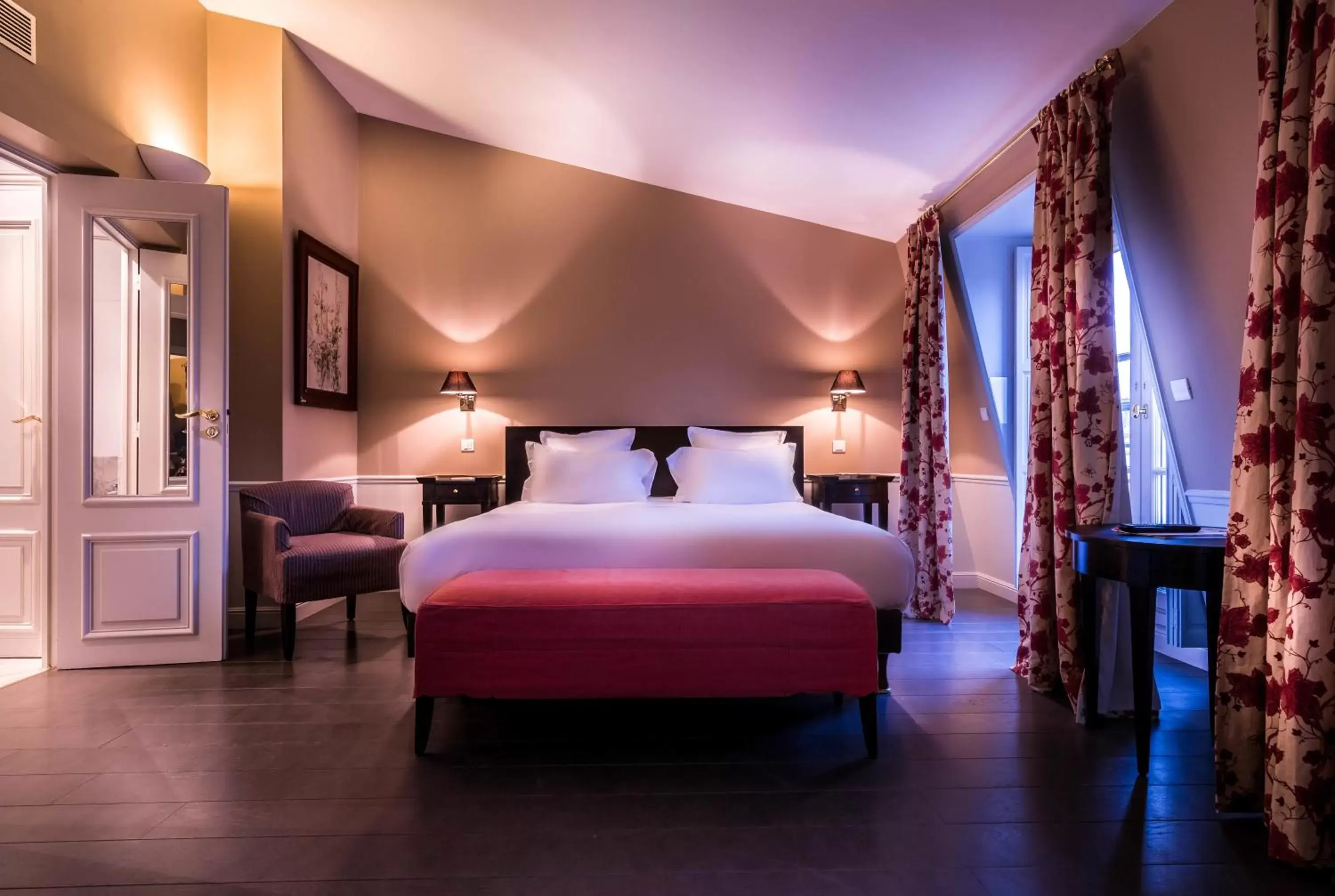 Bed in Hôtel Le Lavoisier