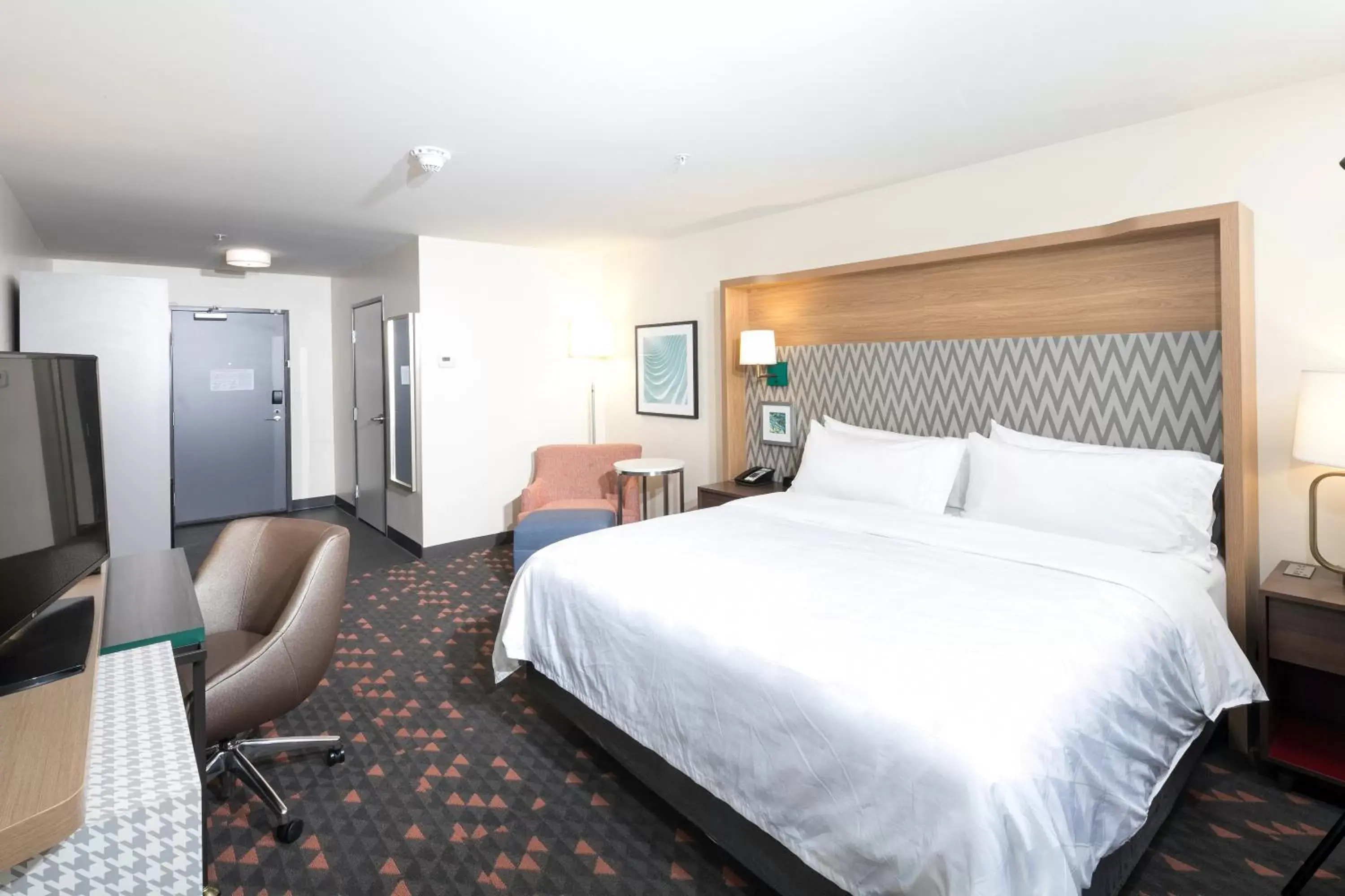 Photo of the whole room, Bed in Holiday Inn Hotel & Suites - Mount Pleasant, an IHG Hotel