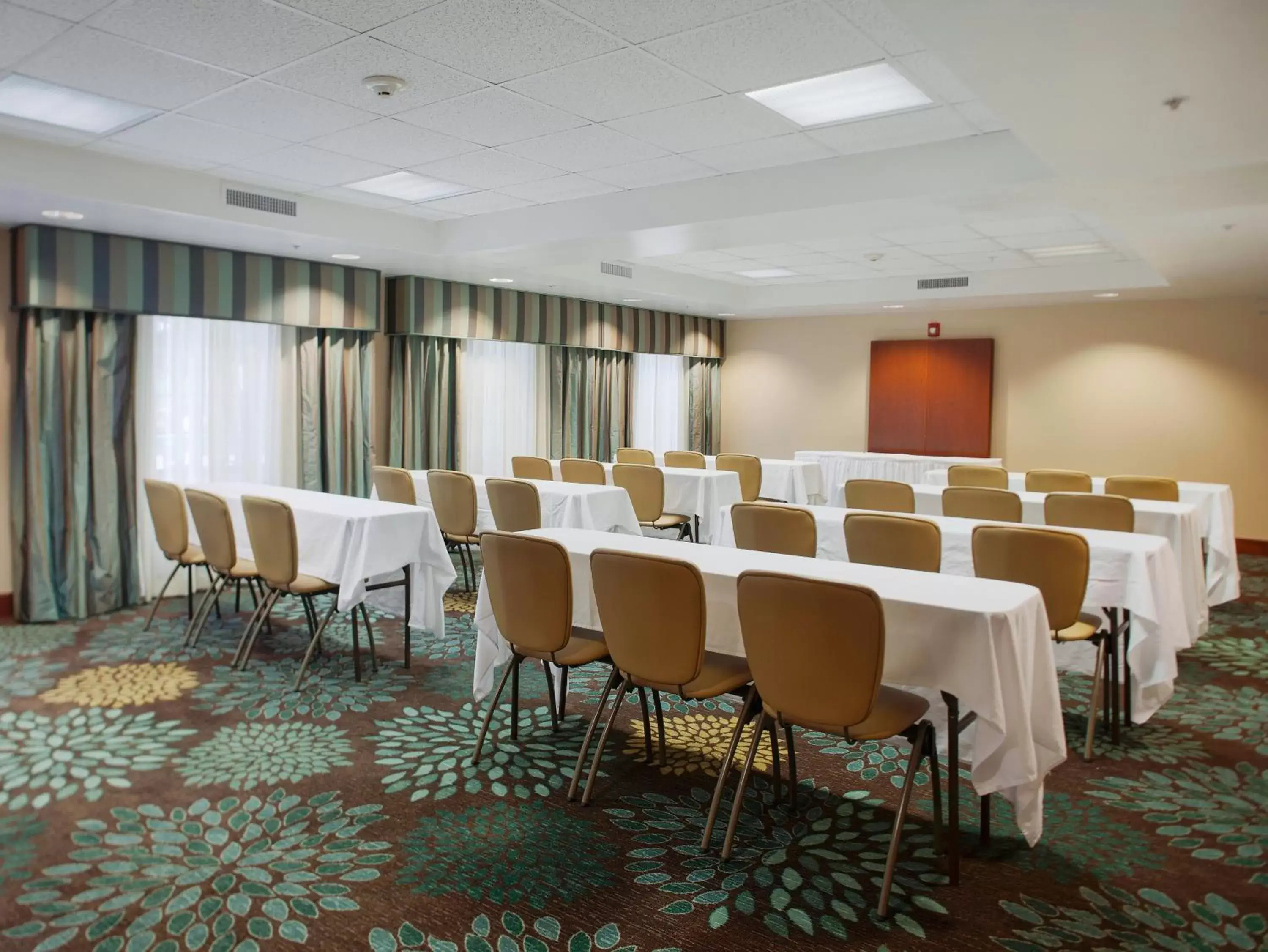 Meeting/conference room in Staybridge Suites Fayetteville, an IHG Hotel