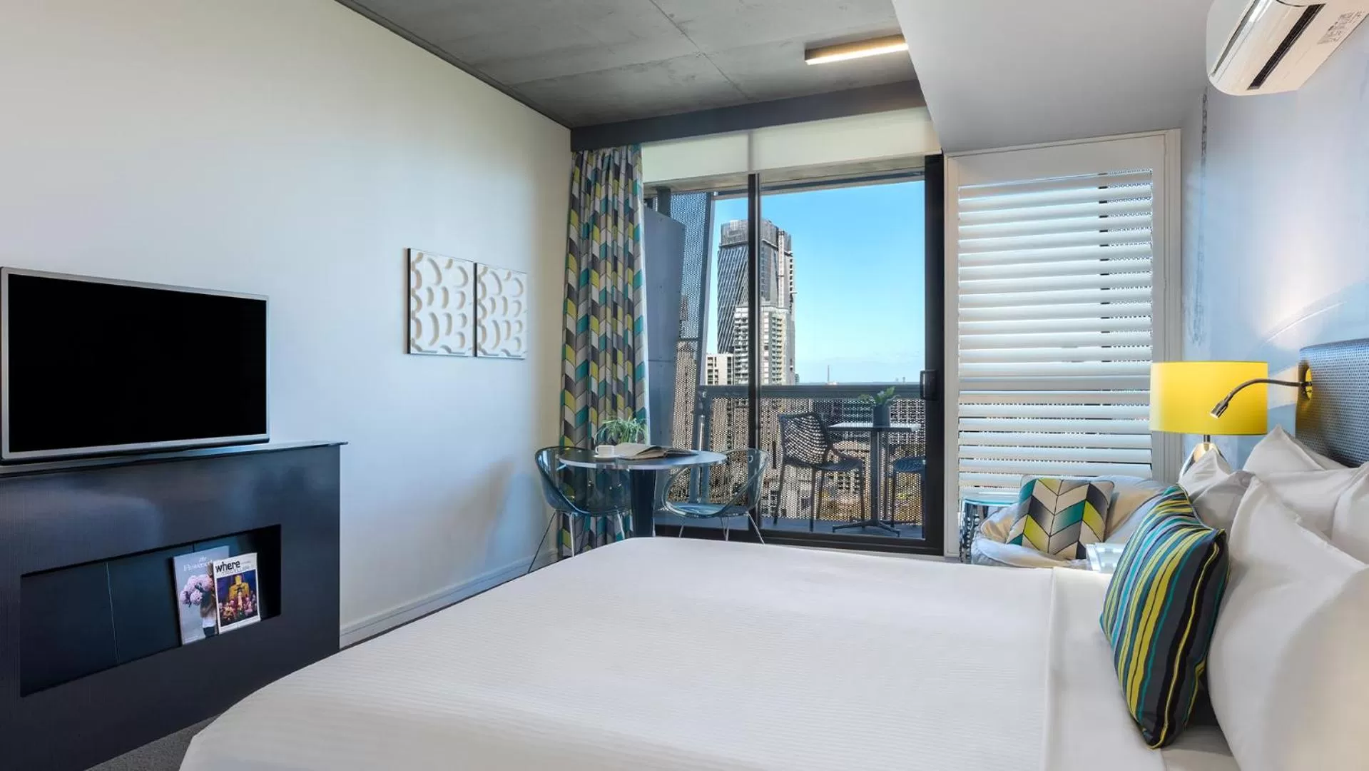 Bed in Oaks Melbourne on William Suites