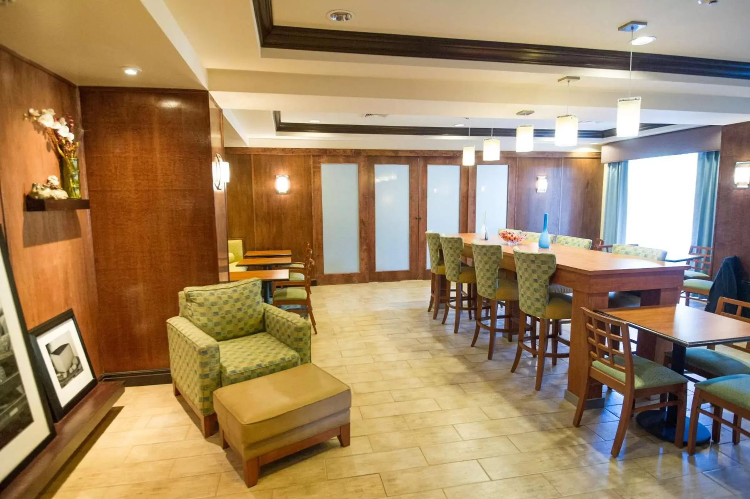 Dining area, Lounge/Bar in Hampton by Hilton Brattleboro