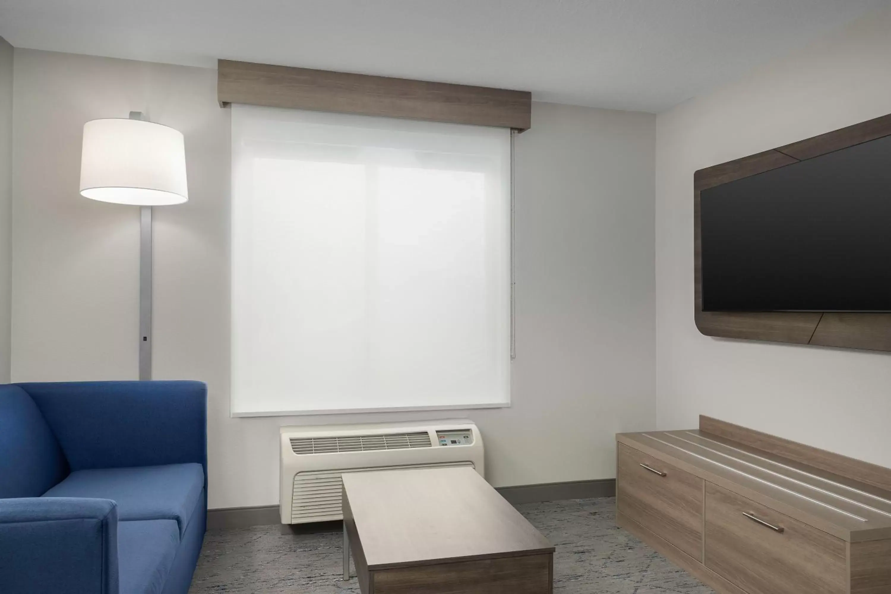 Seating area, TV/Entertainment Center in Holiday Inn Express & Suites Superior, an IHG Hotel