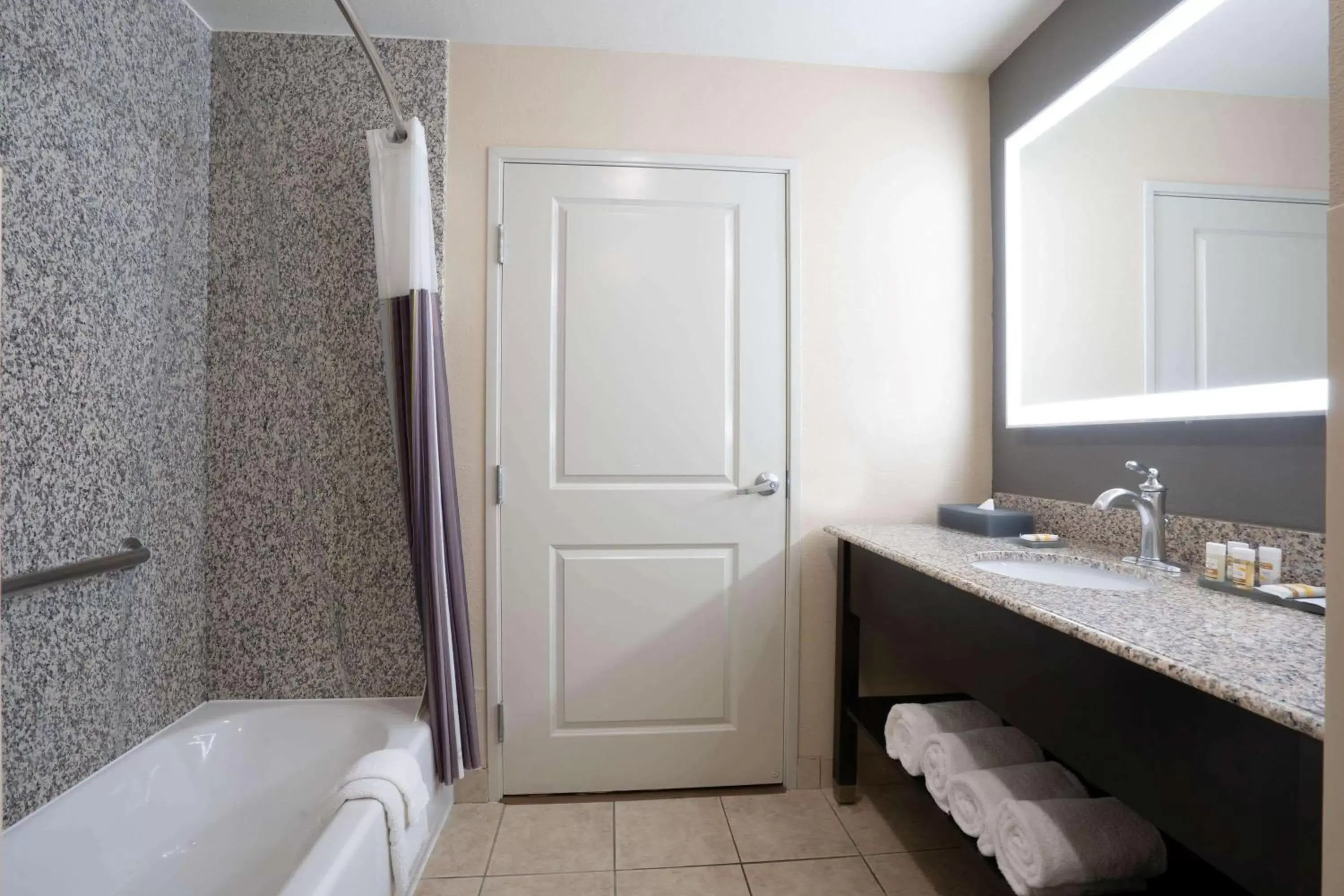 Bathroom in La Quinta by Wyndham Houston Energy Corridor