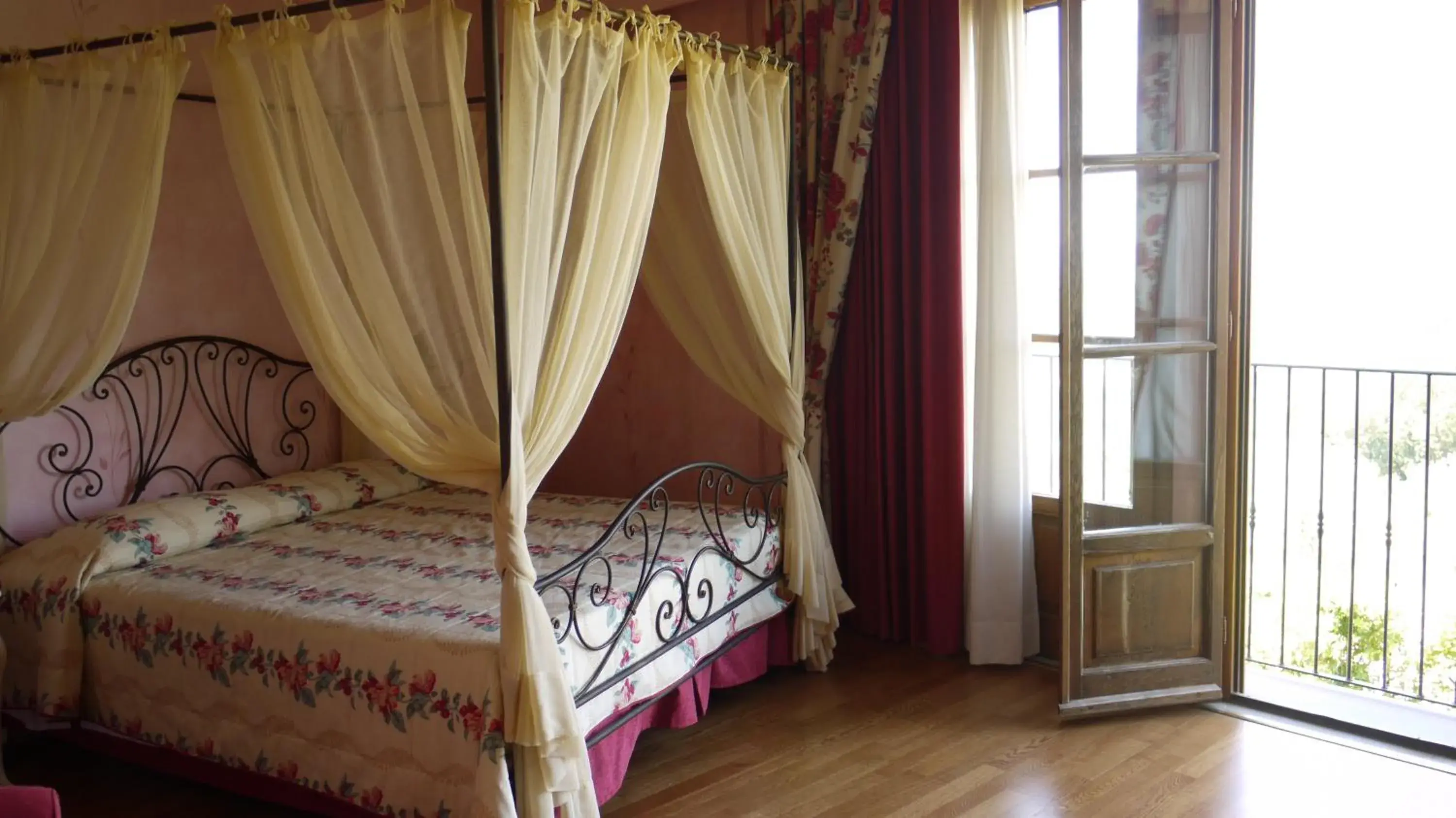 Bedroom, Bed in Hotel Borgo Di Cortefreda