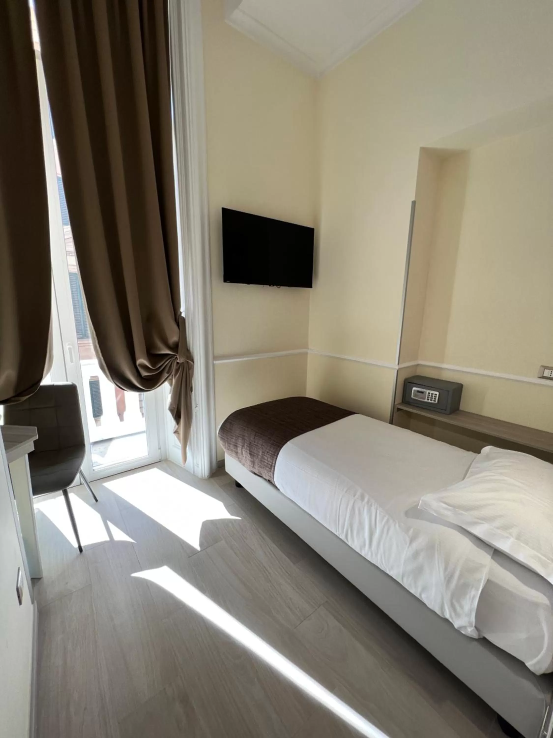 Single Room in Hotel Le Petit