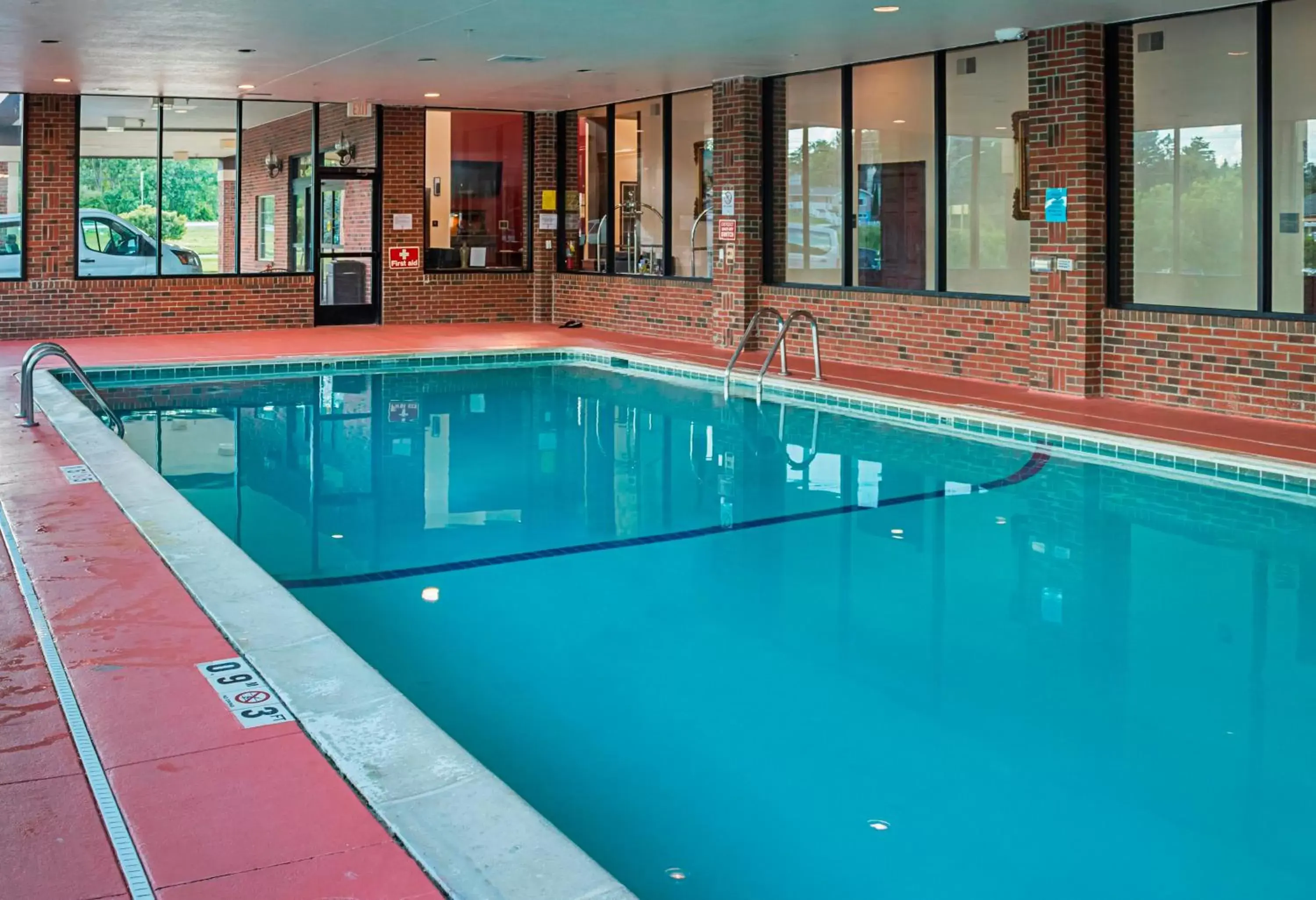 Swimming Pool in Red Roof Inn & Suites Lake Orion / Auburn Hills