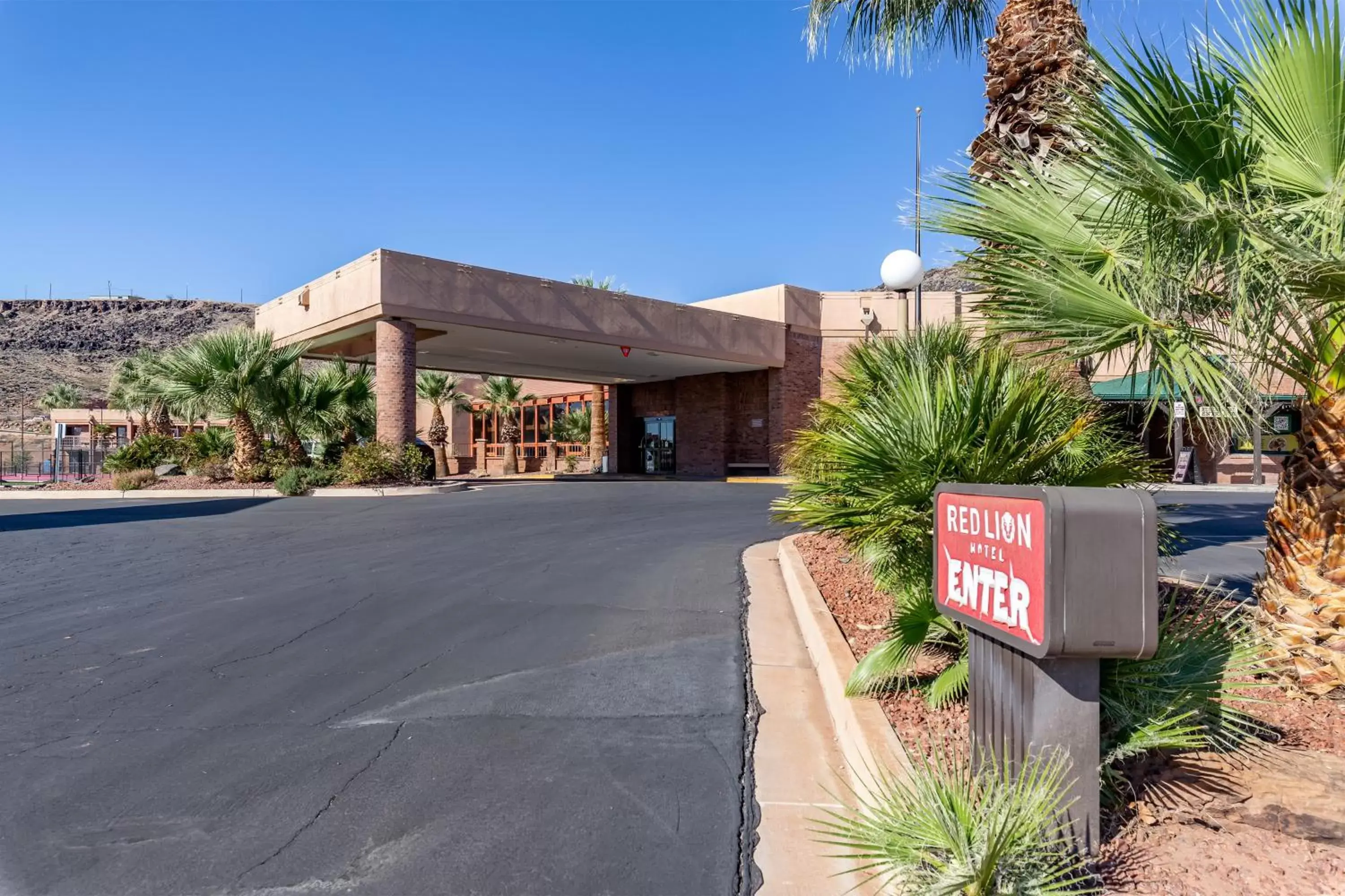 Facade/entrance, Property Building in Red Lion Hotel and Conference Center St. George