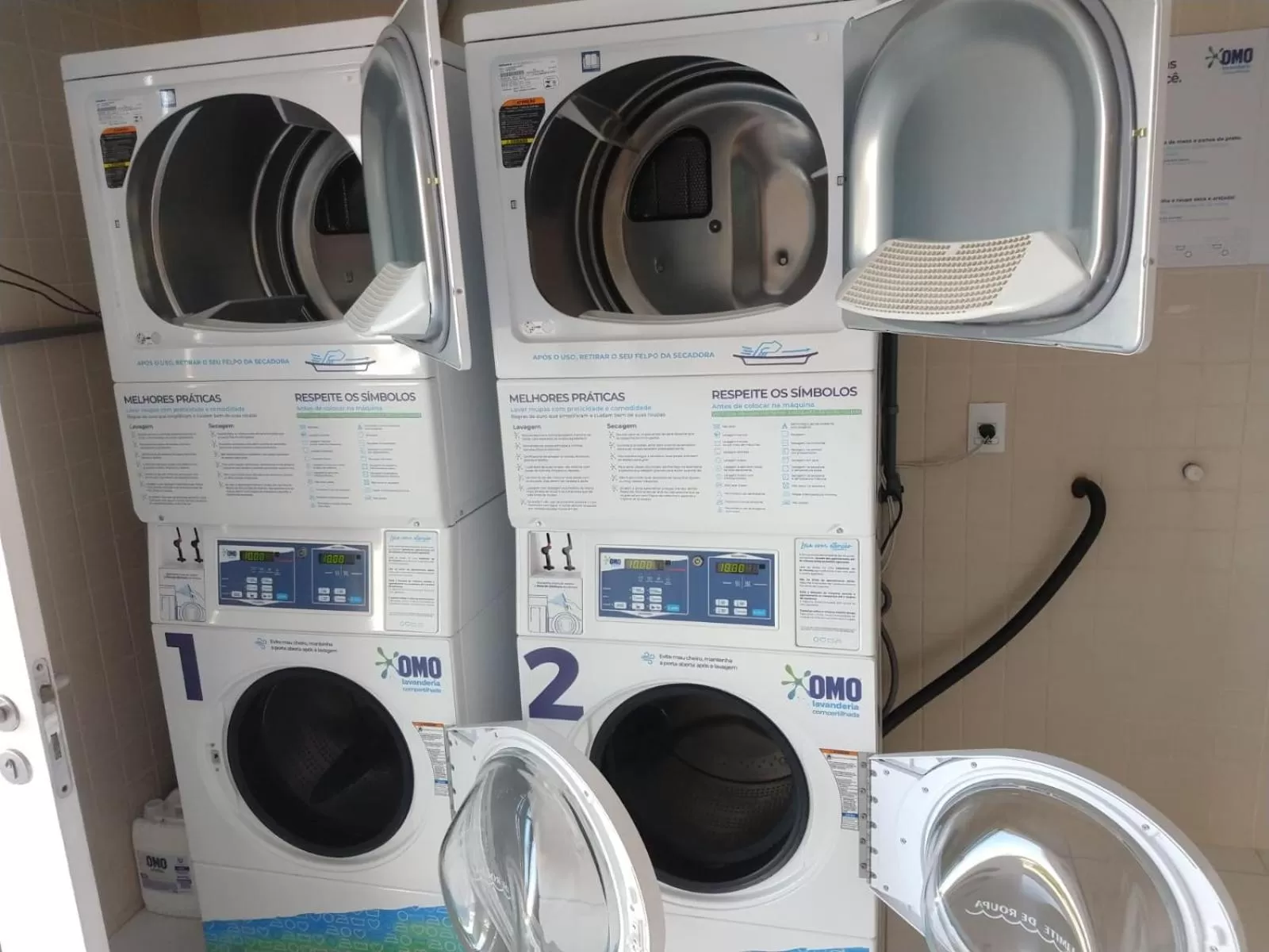 washing machine in Apartamento no Golden Lake - pé na areia, agua de côco e cervejinha